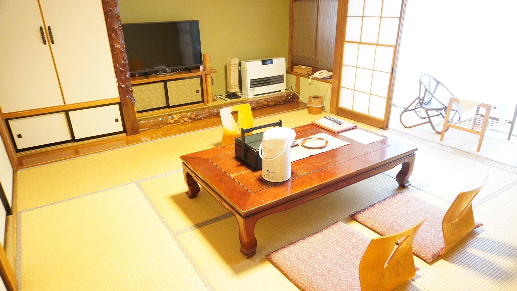 Guest room with pottery bath on the 1st floor of the main building 8 tatami mats (Fagus crenata)