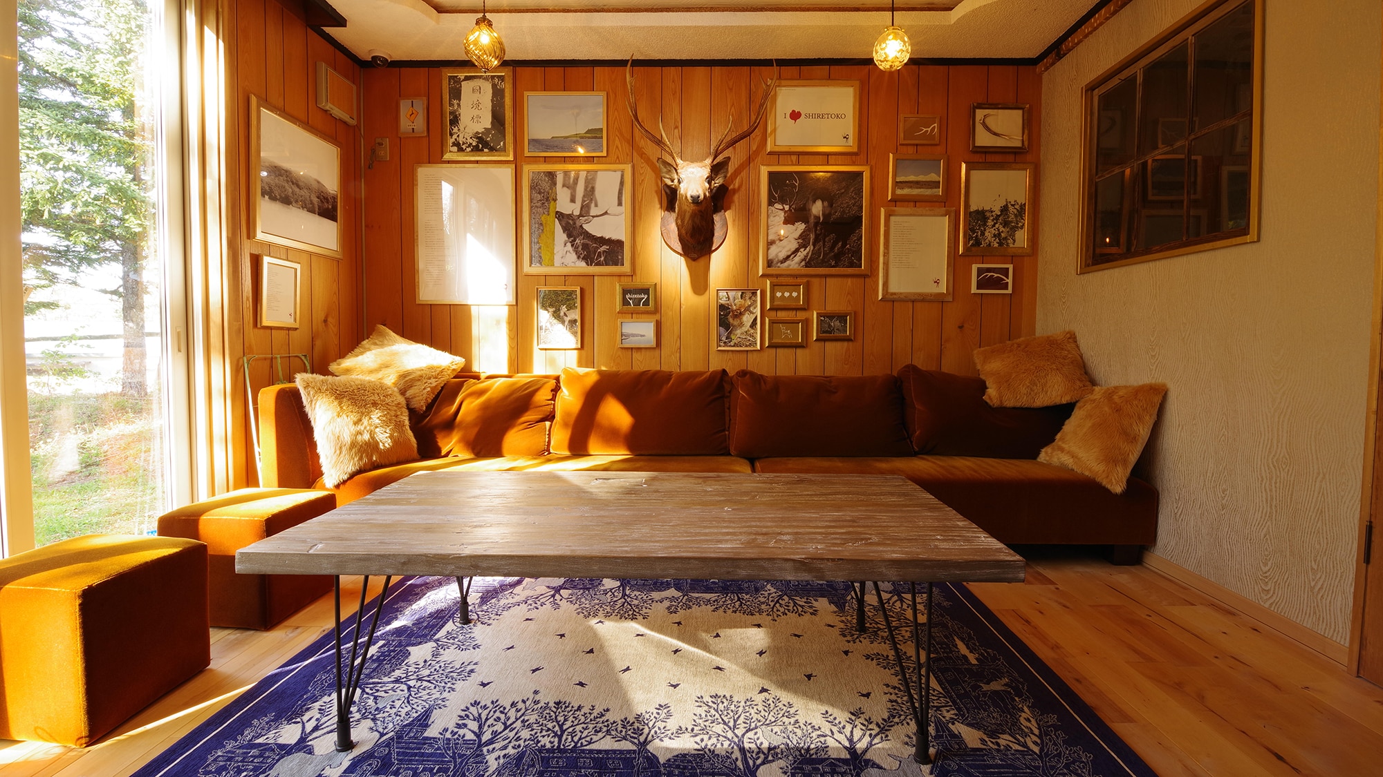 [HOSTEL hanare]-Common Room-Interior related to animals and nature in Shiretoko such as & ldquo; deer & rdquo; and & ldquo; bear & rdquo;
