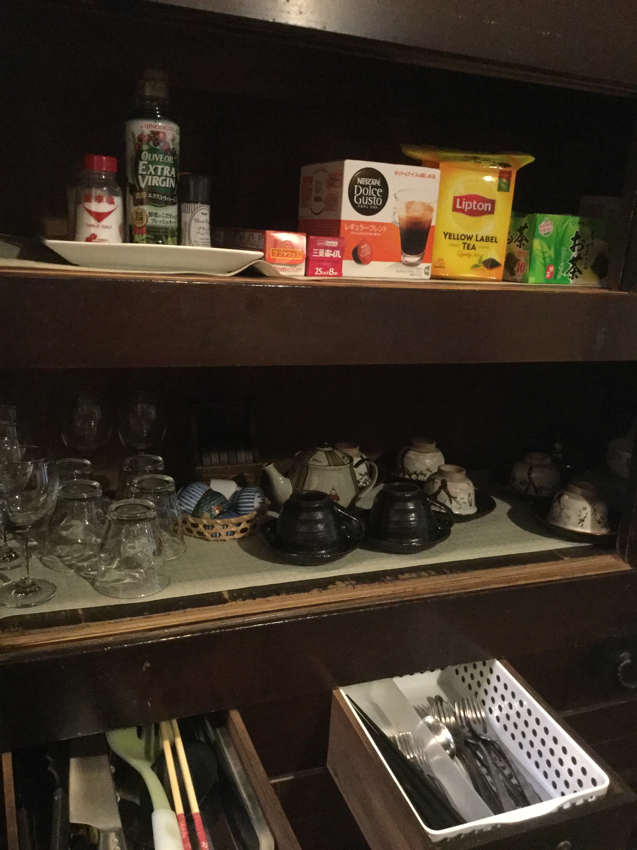 Please enjoy green tea, coffee, and black tea. Simple condiments, tableware, and cutlery are also provided.