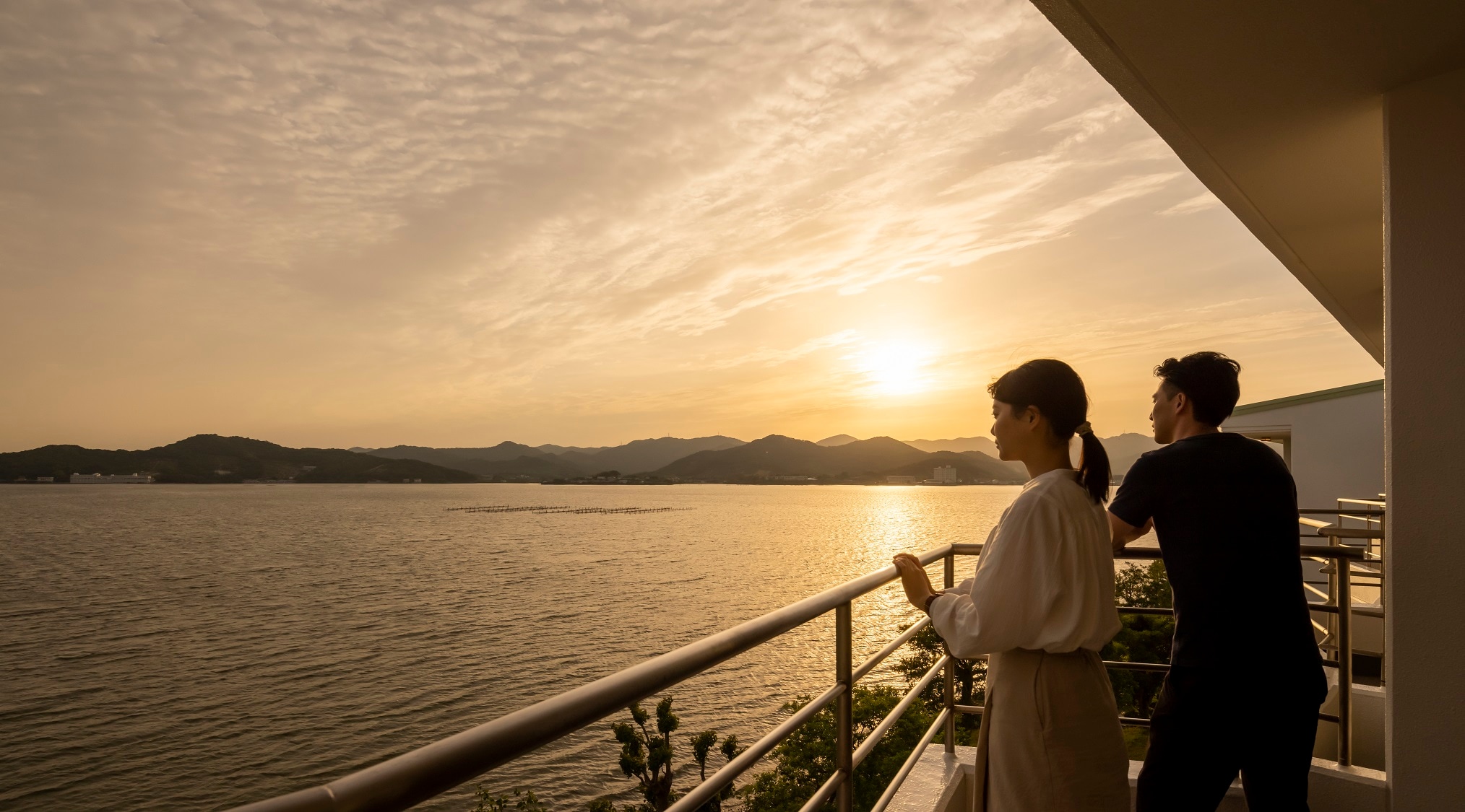 [Guest room] Japanese-Western style room with lake view (maximum 5 people) | From the balcony you can see the tranquil Lake Hamana.