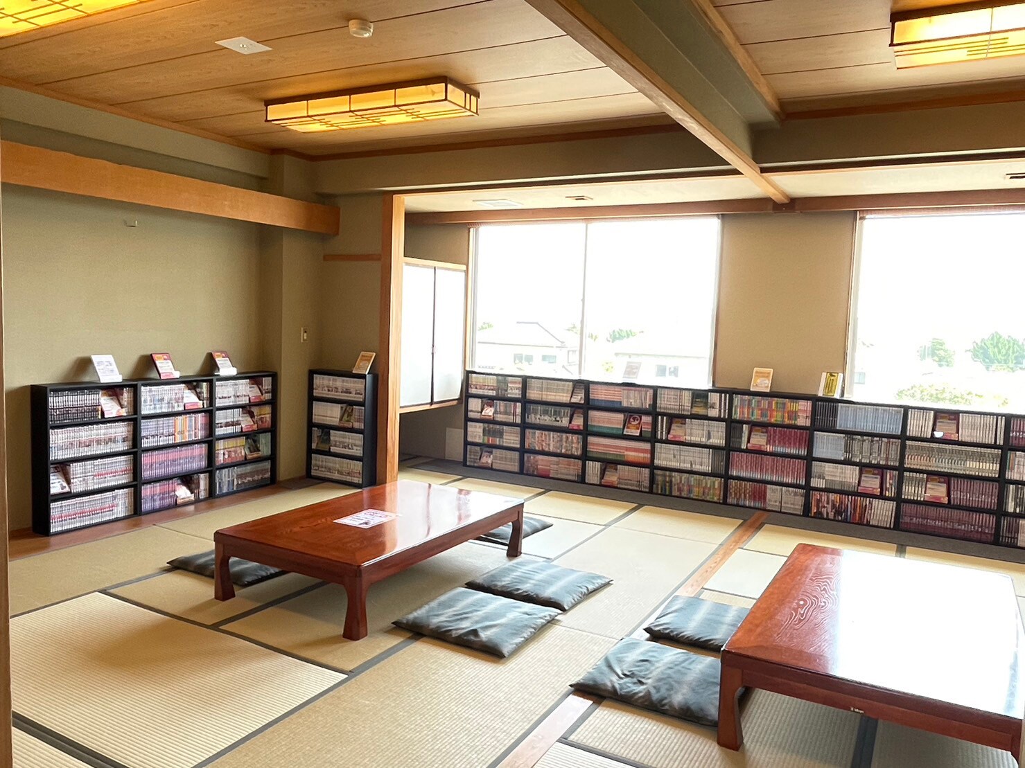 [Manga☆Space] If you want to read manga in book form, we have a nostalgic Japanese-style room where you can freely enjoy manga.