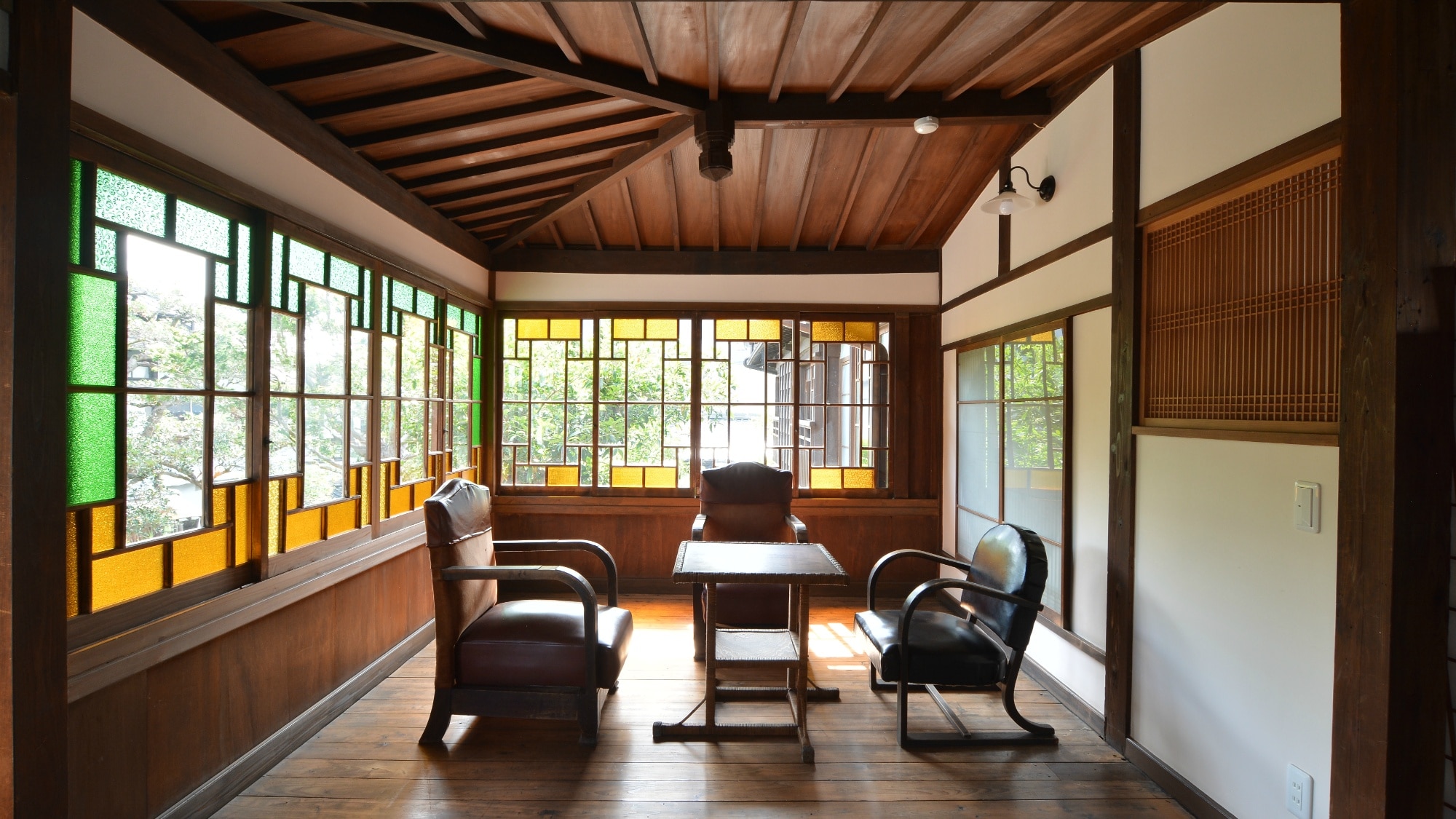 Lebih dari selusin jenis kaca dari era Meiji, Taisho, dan Showa awal masih tersisa di solarium dan tangga koridor.