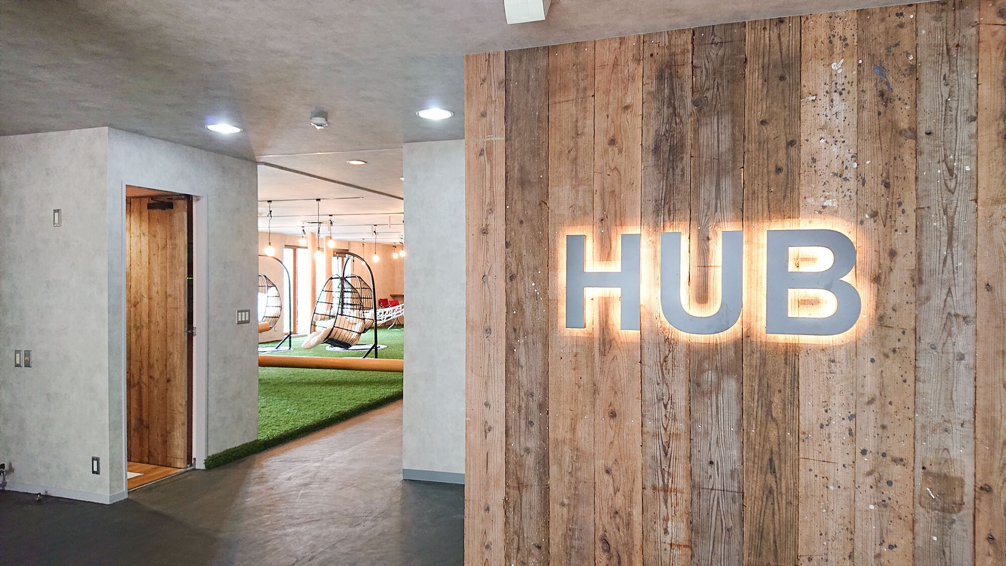 ・[大厅] 写着“HUB”的大型招牌欢迎您的到来。