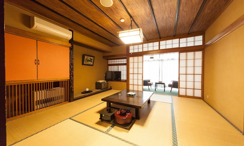 8-tatami room + spacious veranda