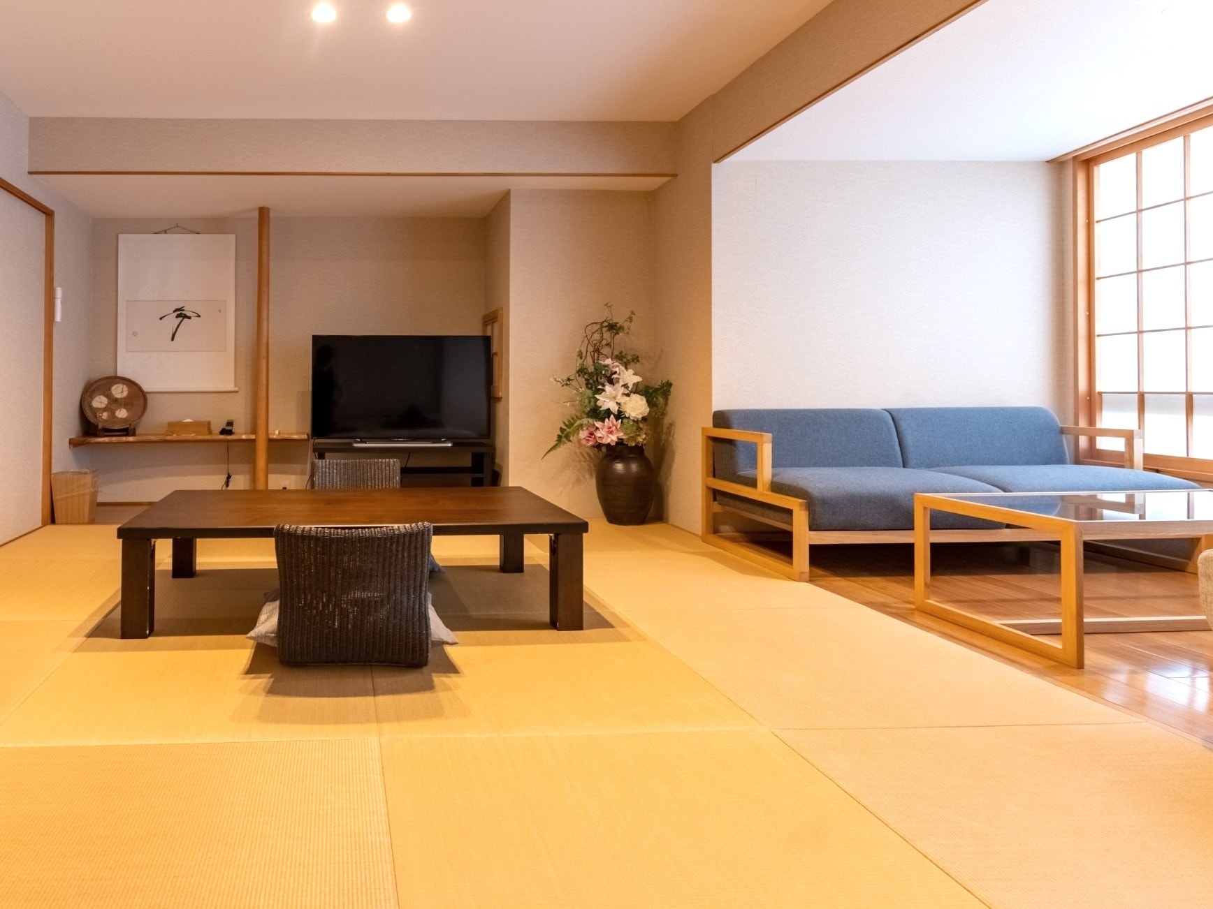 Kamar suite_Kamar bergaya Jepang + area sofa