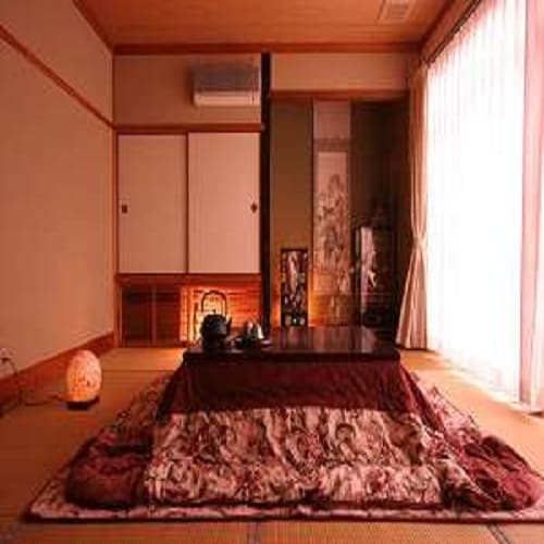 Japanese-style room for 4-5 people