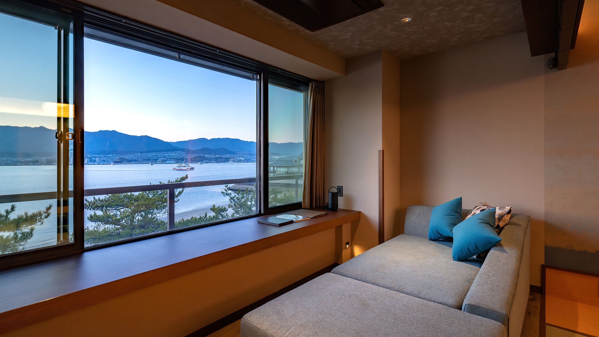 ■10 tatami Japanese-style room "Mizuori"■Sit on the counter sofa and relax while watching the ocean
