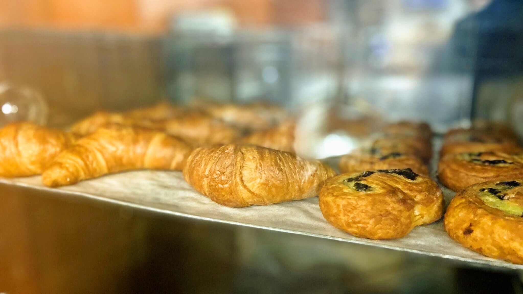 Freshly baked bread, please enjoy our specialty croissant ♪