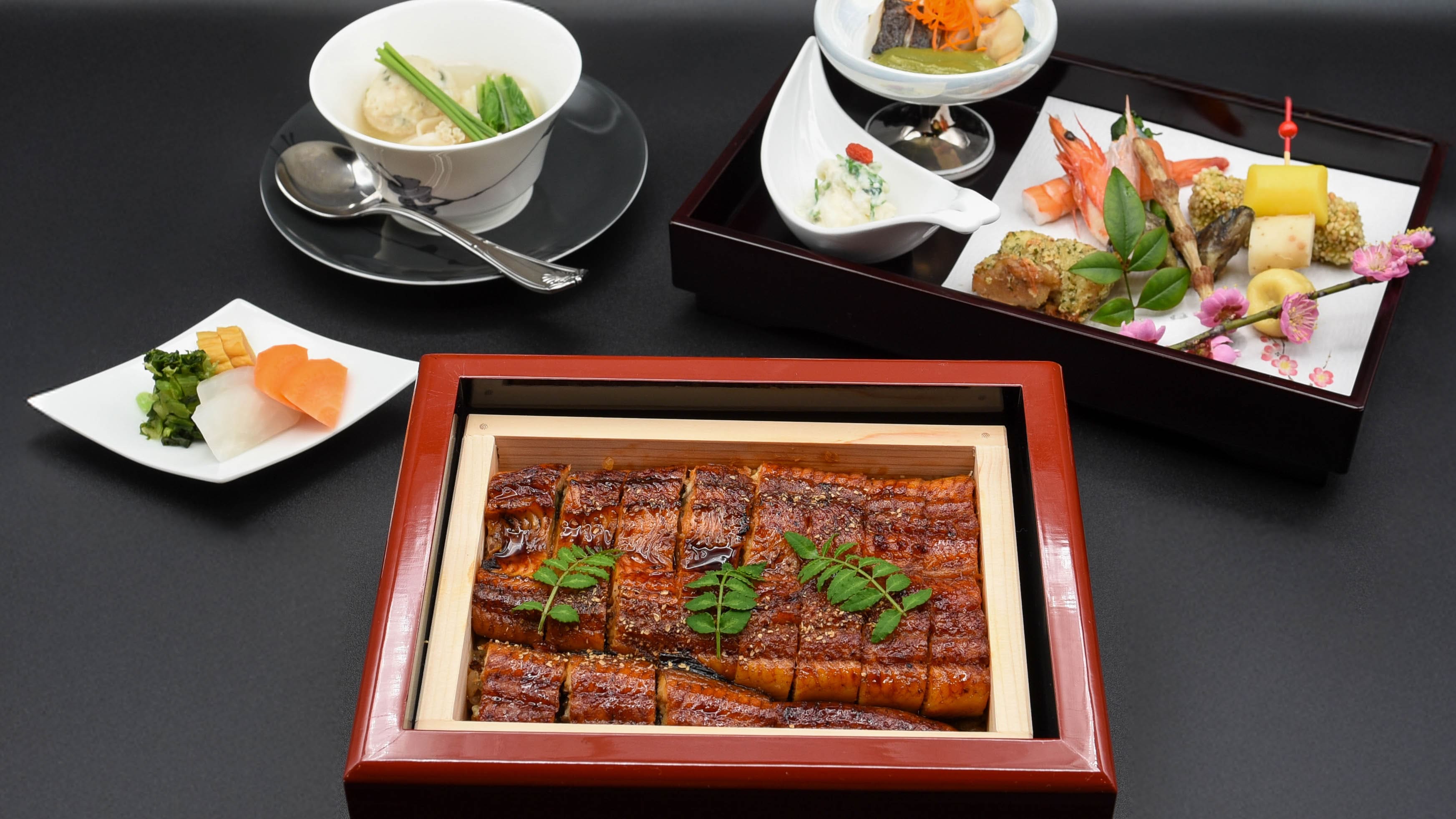 Enjoy a luxurious meal of steamed eel at a traditional inn.