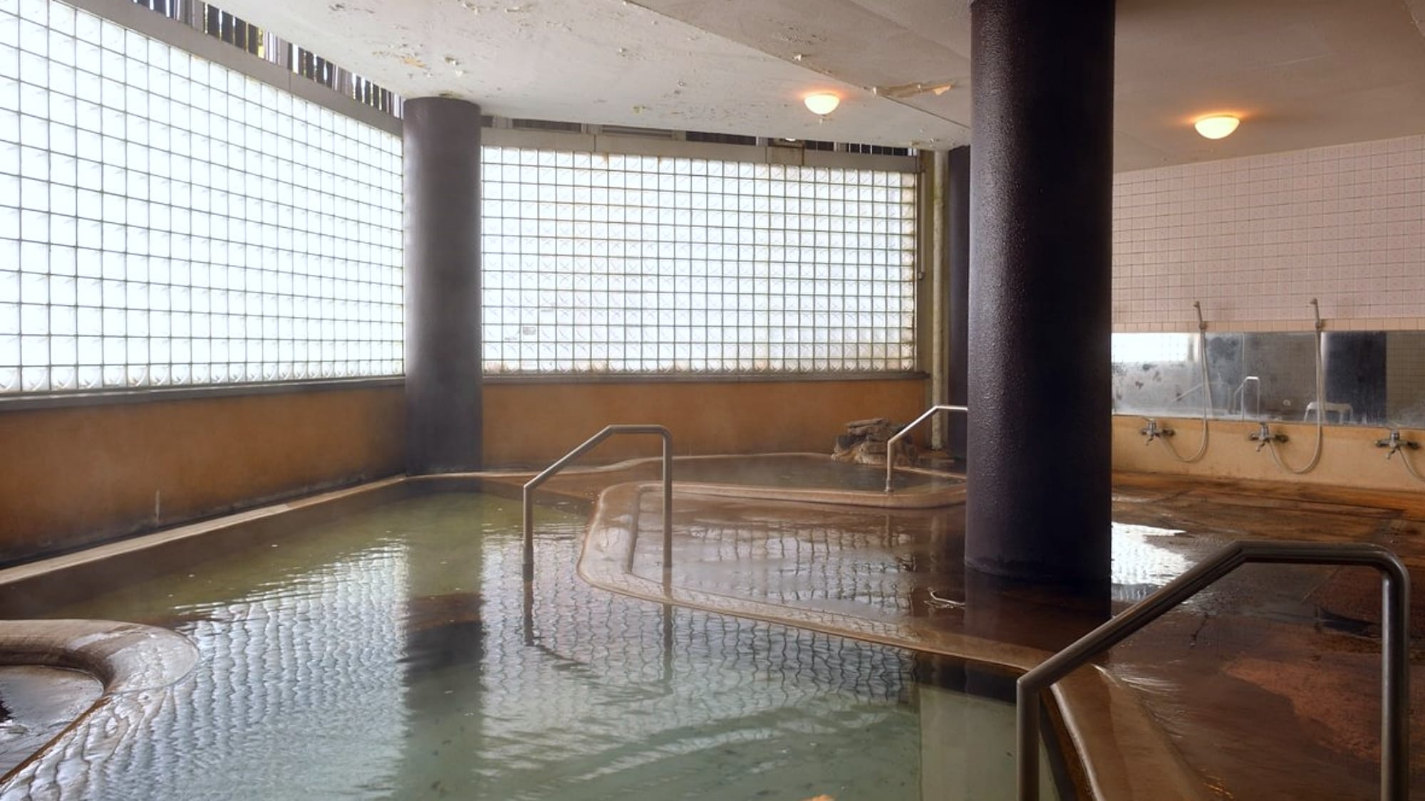 Rakuraku no Yu: A natural hot spring that draws 100% of its source water from Akakura Onsen in Mt. Myoko.