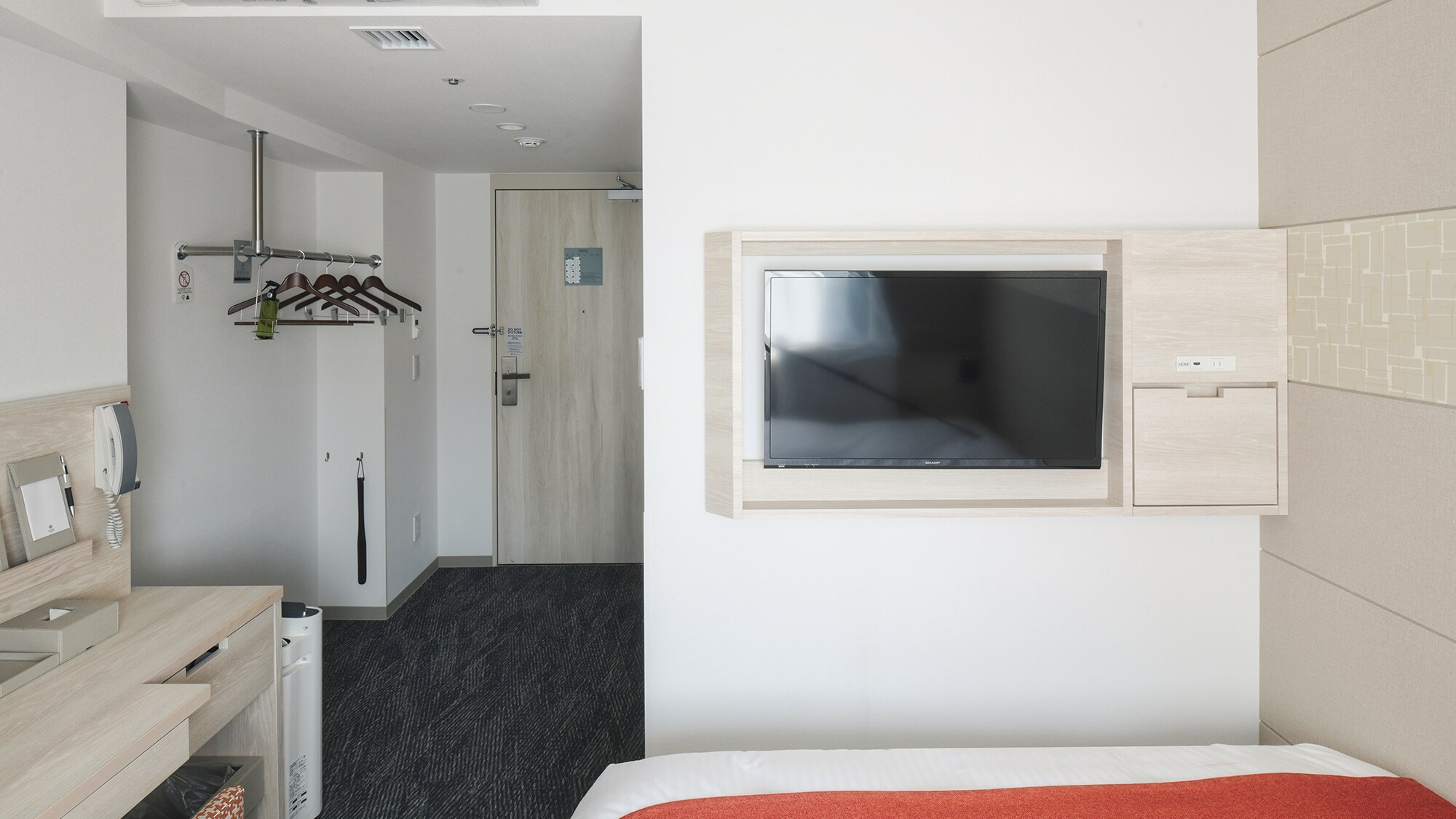 [Comfort Double (Room 12)] Enjoy watching TV while relaxing in bed.
