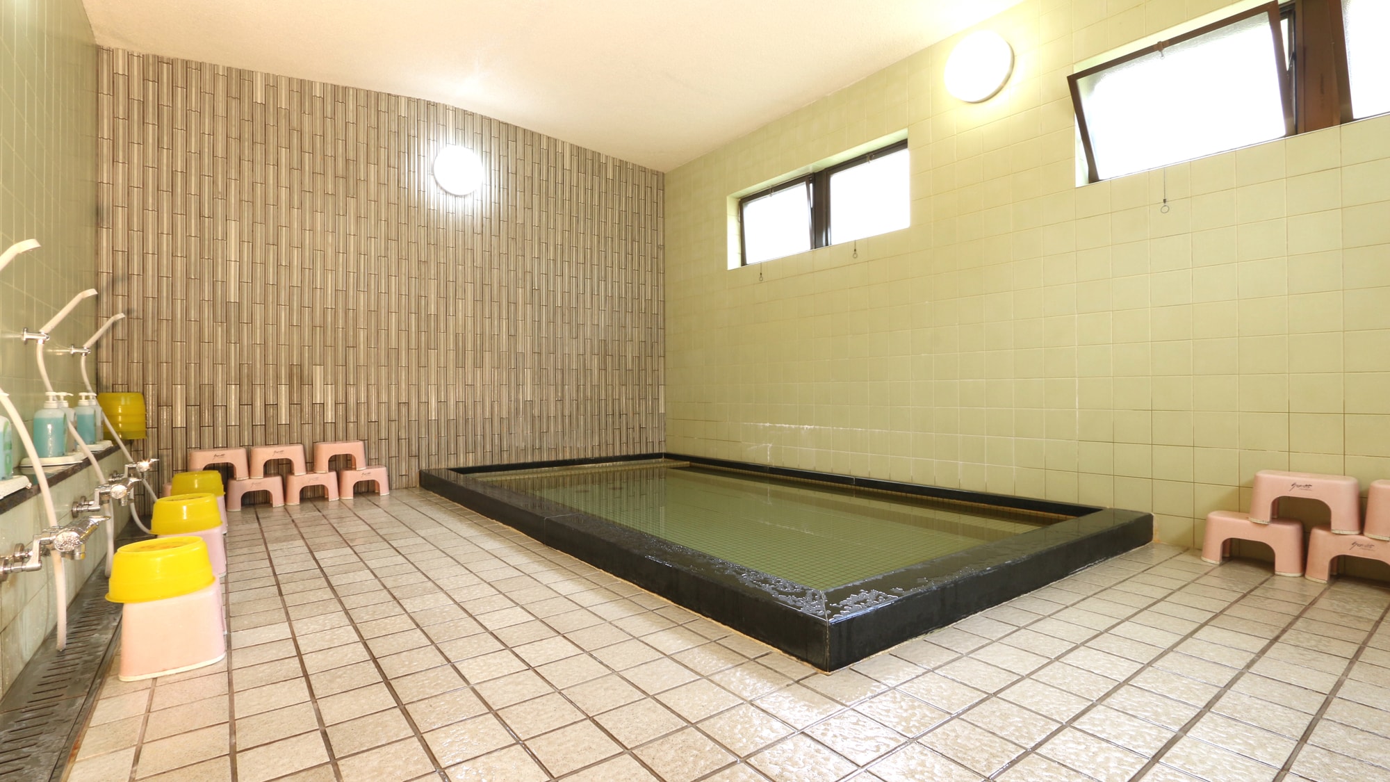 Large communal bath The bath changes according to the number of customers.