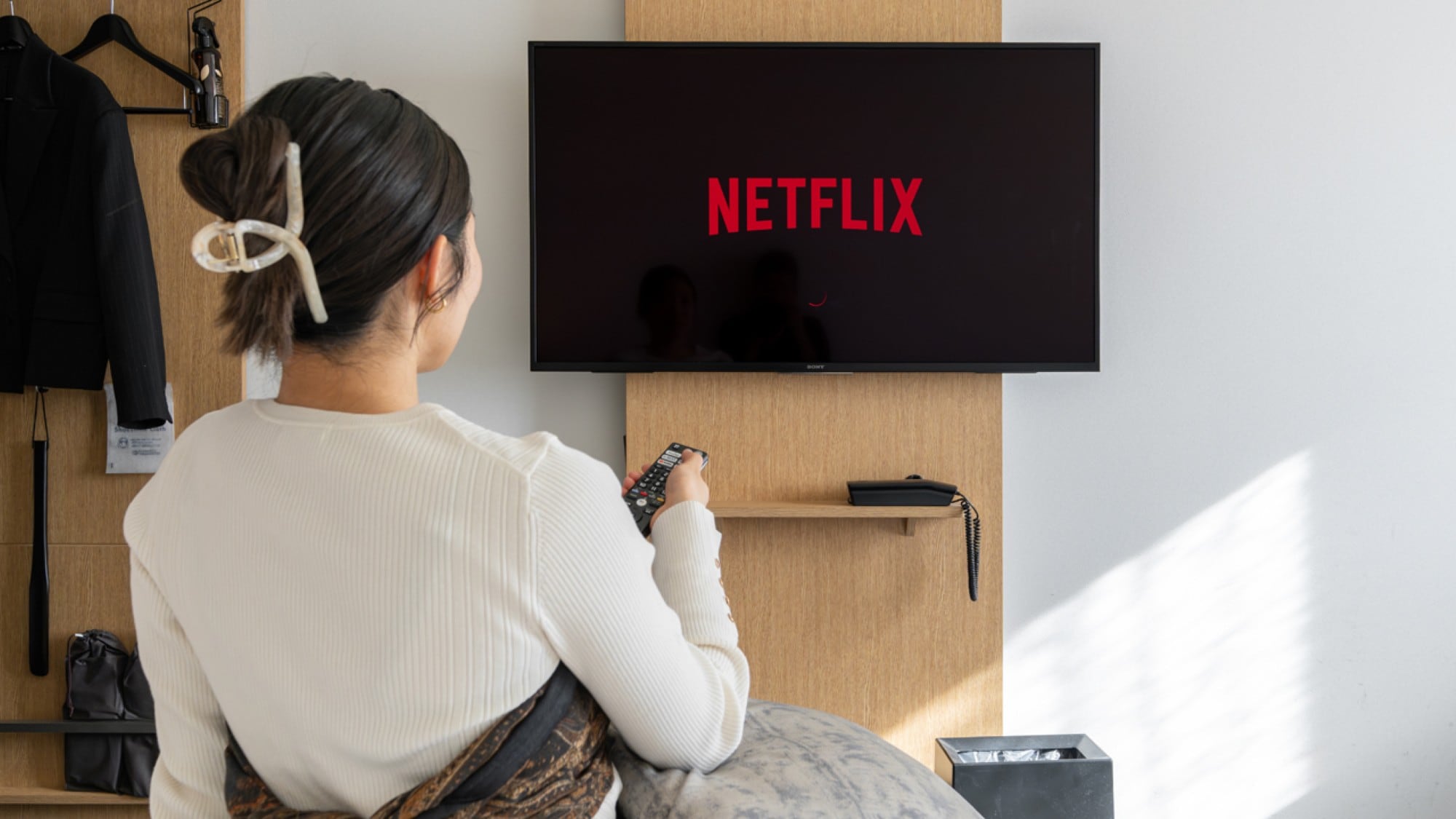 [Stay] Equipped with a smart TV, you can relax as you like.