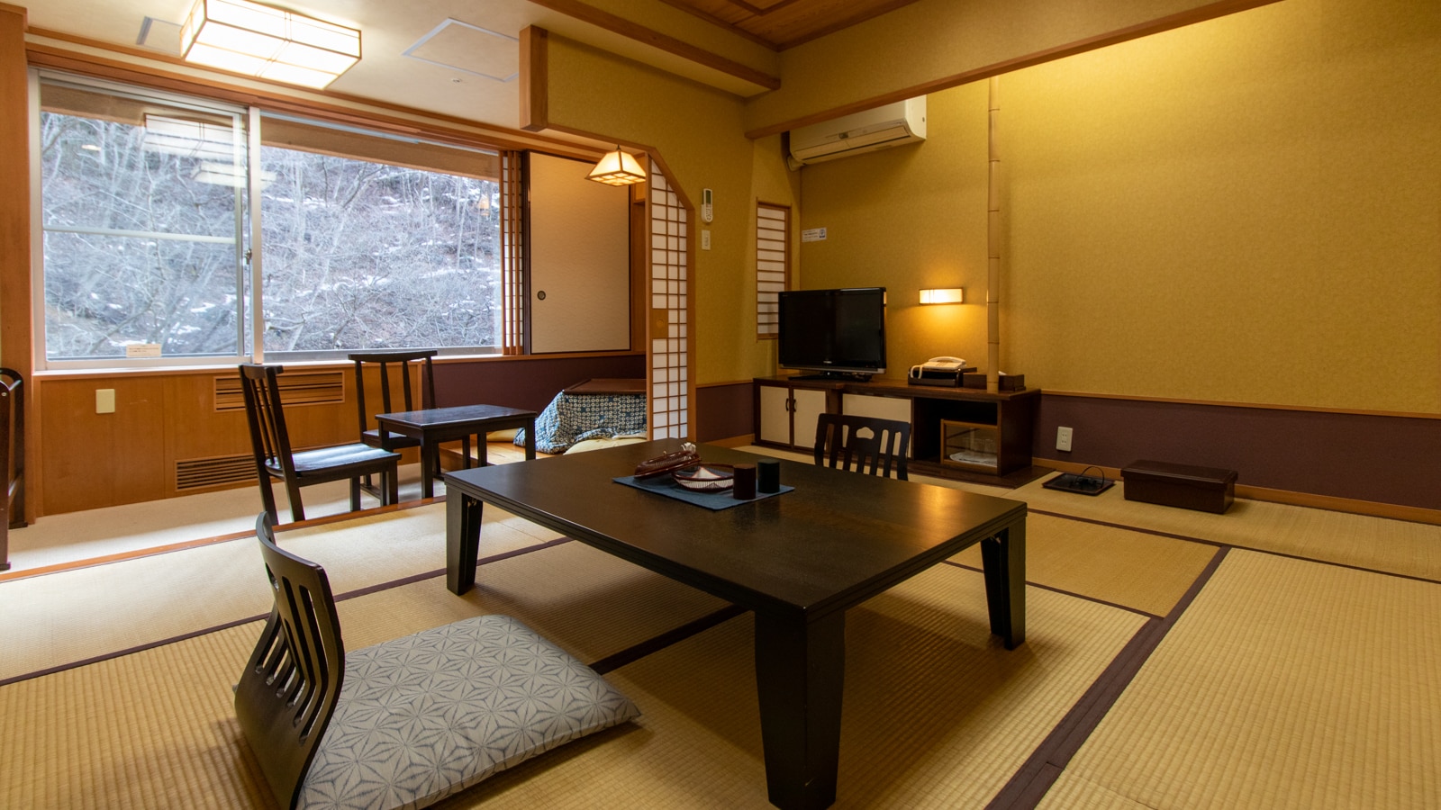 [Standard] 10-tatami Japanese-style room facing the clear Shima River