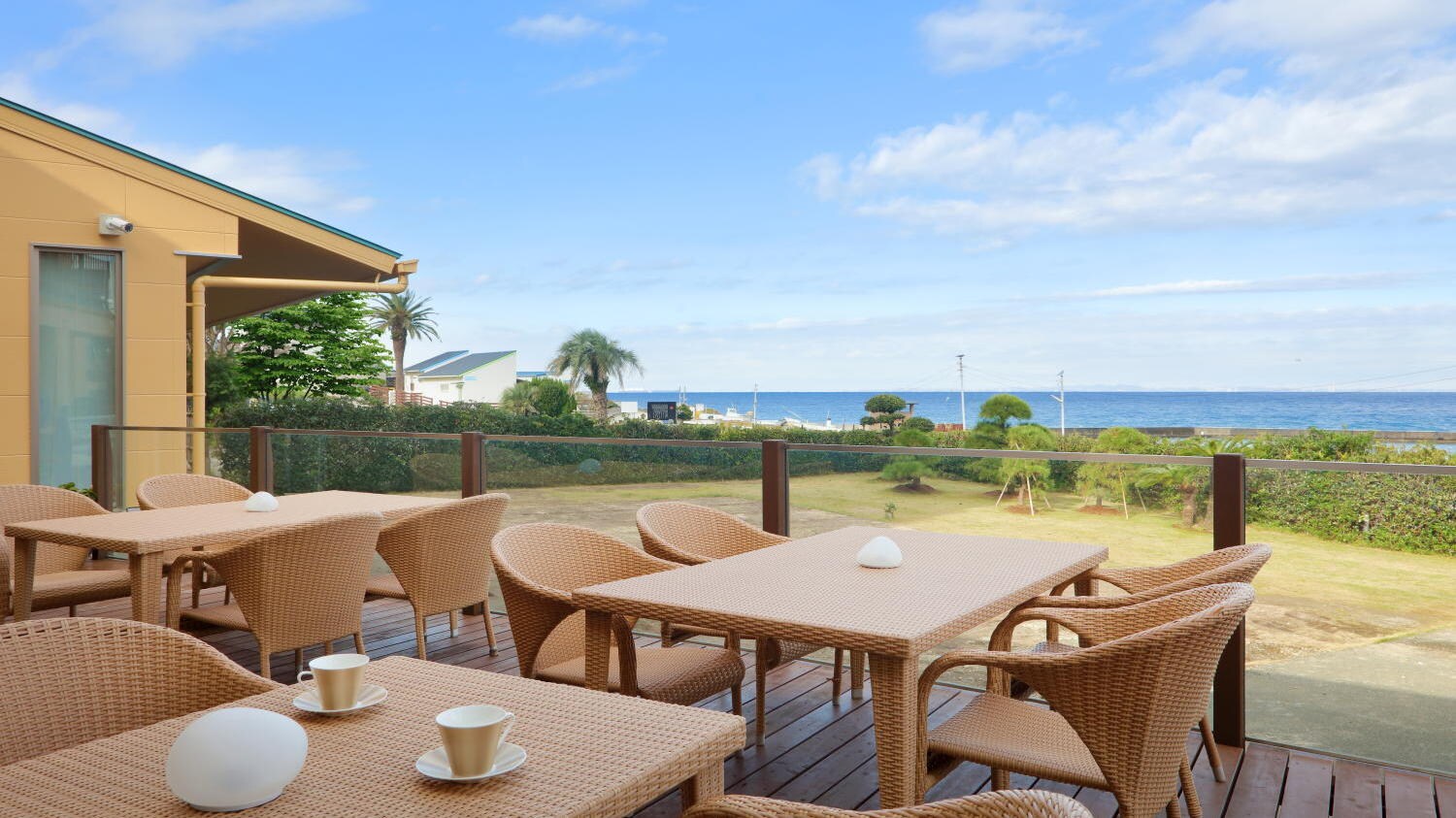 오픈 테라스와 바다 (Terrace and sea)