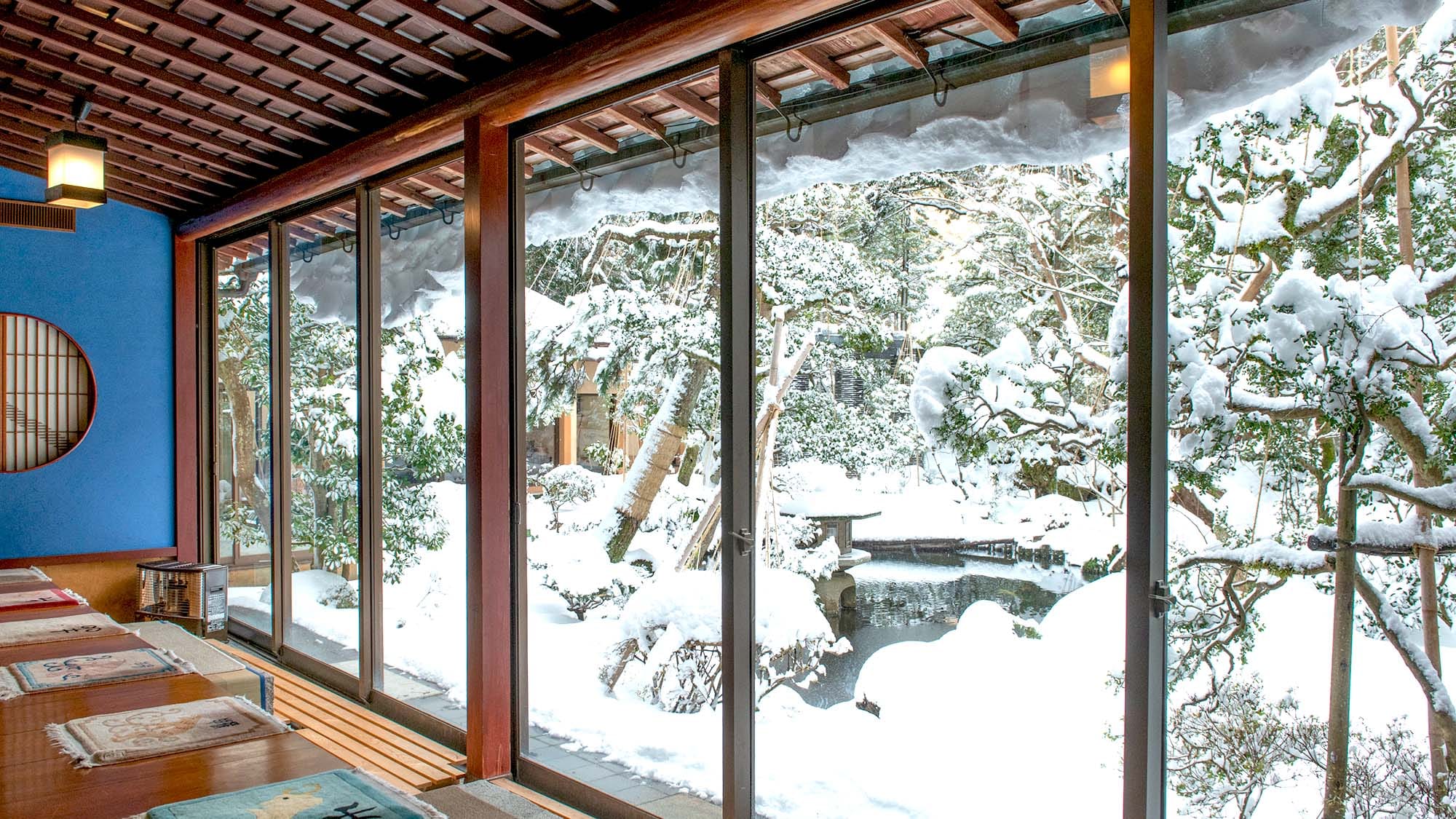You can enjoy the snowy scenery of the beautiful Japanese garden from the hall.