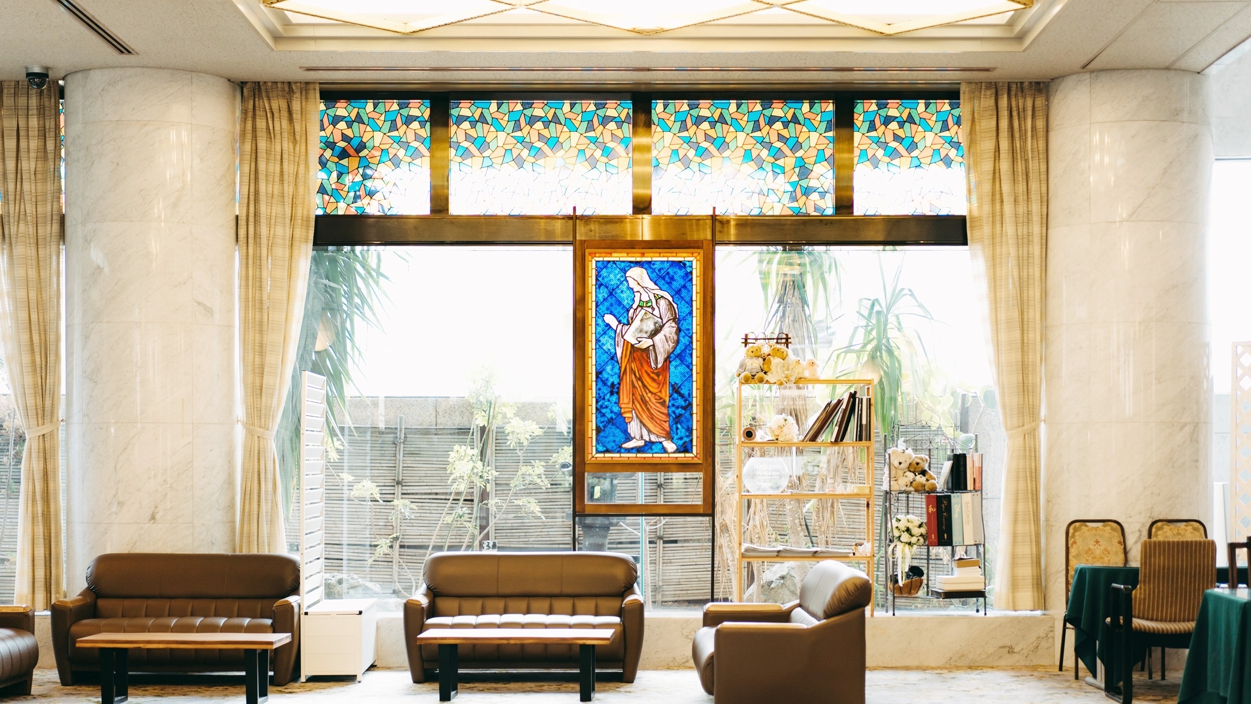 ロビーにはステンドグラスがあり、そこに流れるのは長崎らしい素敵な時間