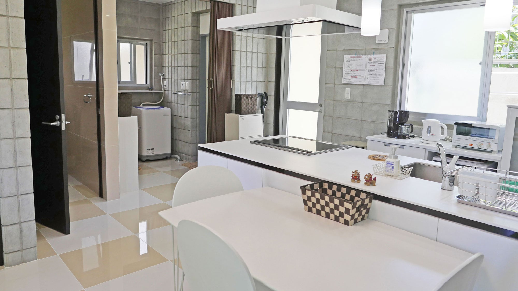 [Kitchen] You can see the living room, so you can rest assured even if you have small children.