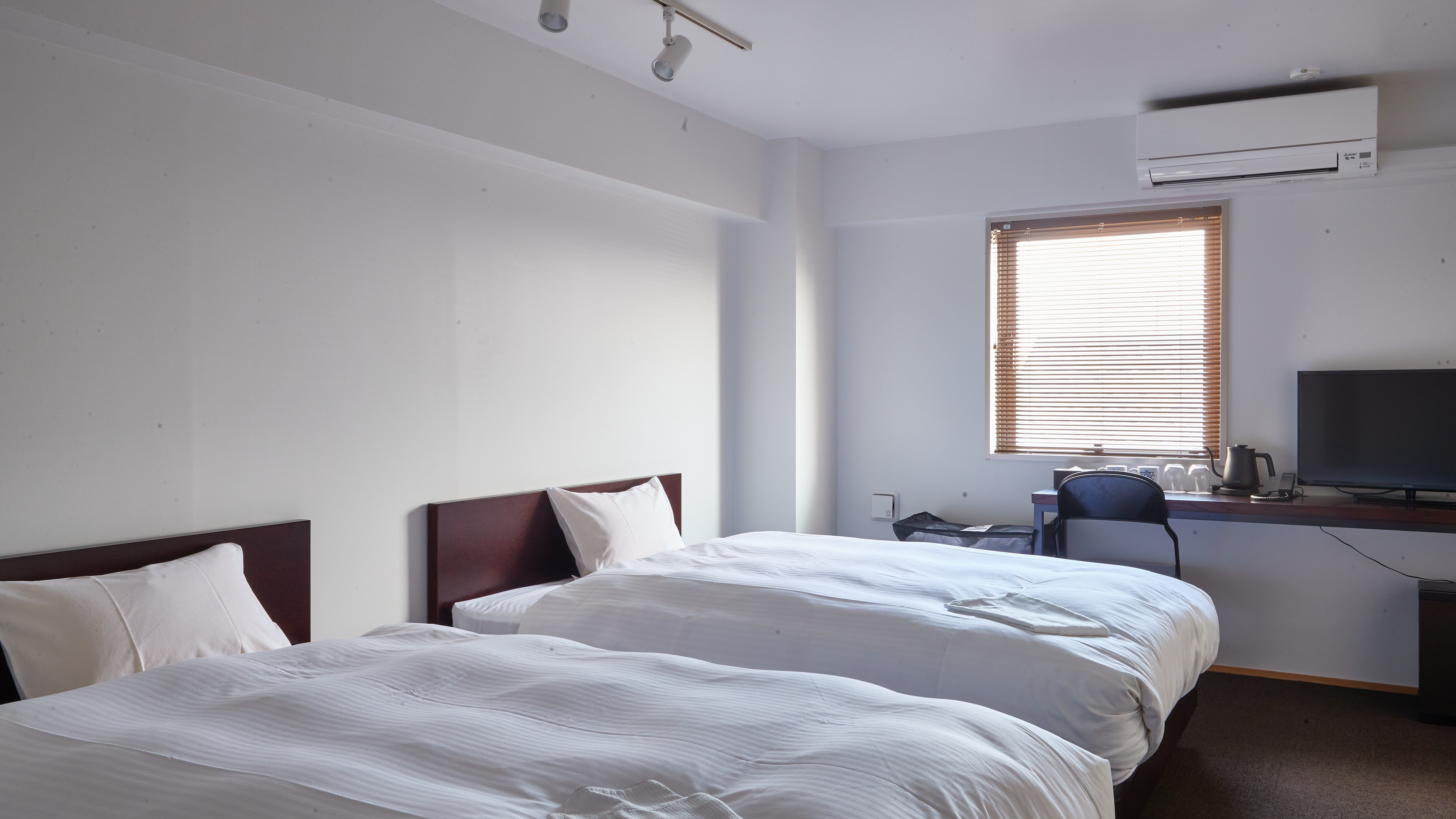 Twin room (A simple and modern room that is safe for families with children)