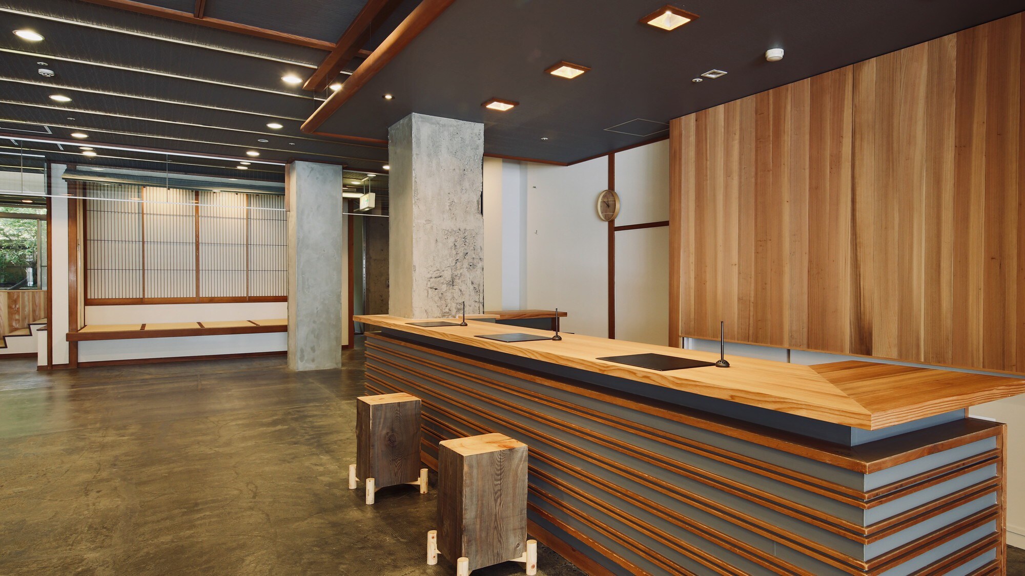 The front is made of solid wood for a Japanese atmosphere. We have increased the number of windows to three so that you will not have to wait.