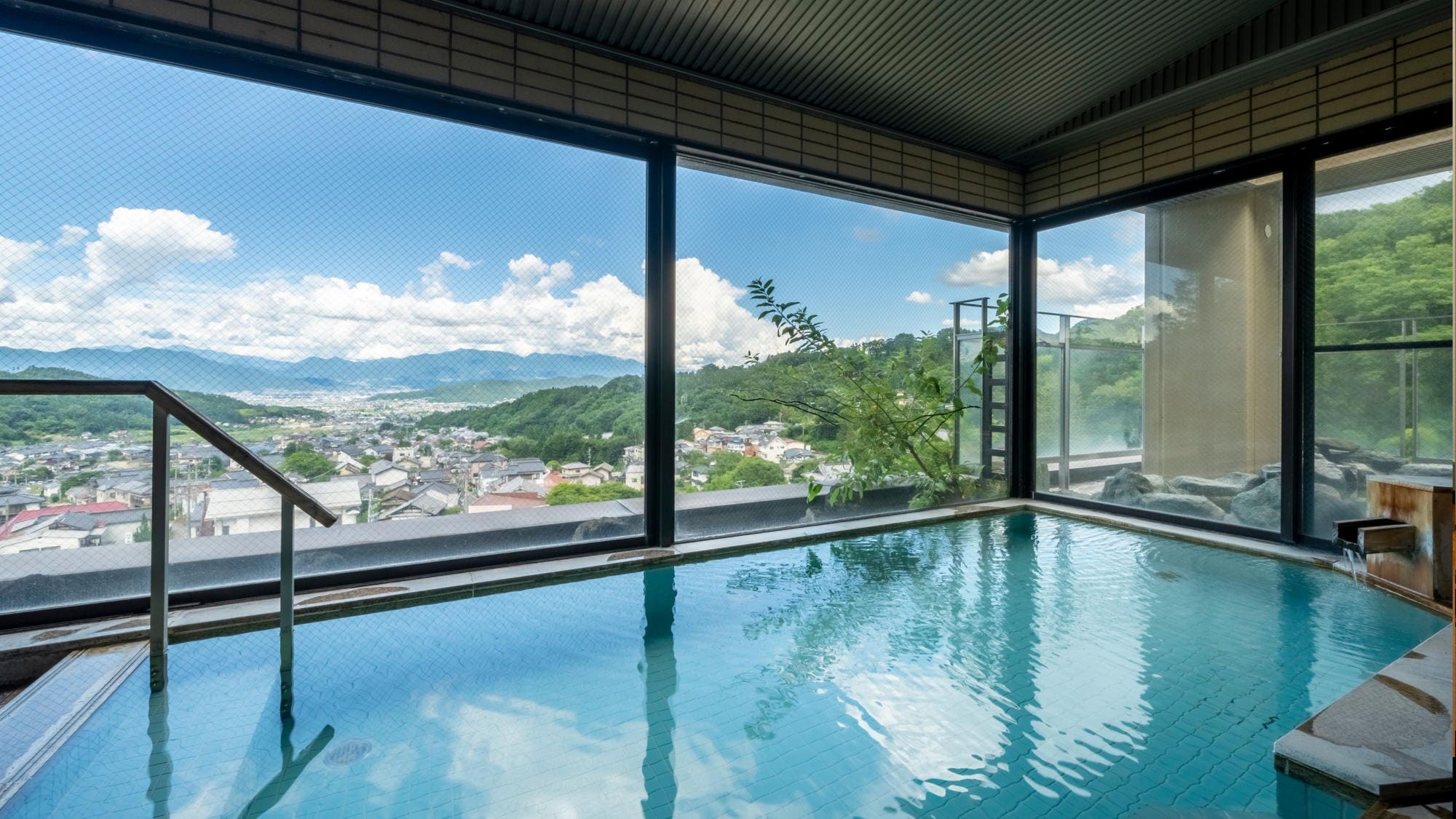 7th floor observation bath overlooking Shiodaira and the mountains of Joshinetsu