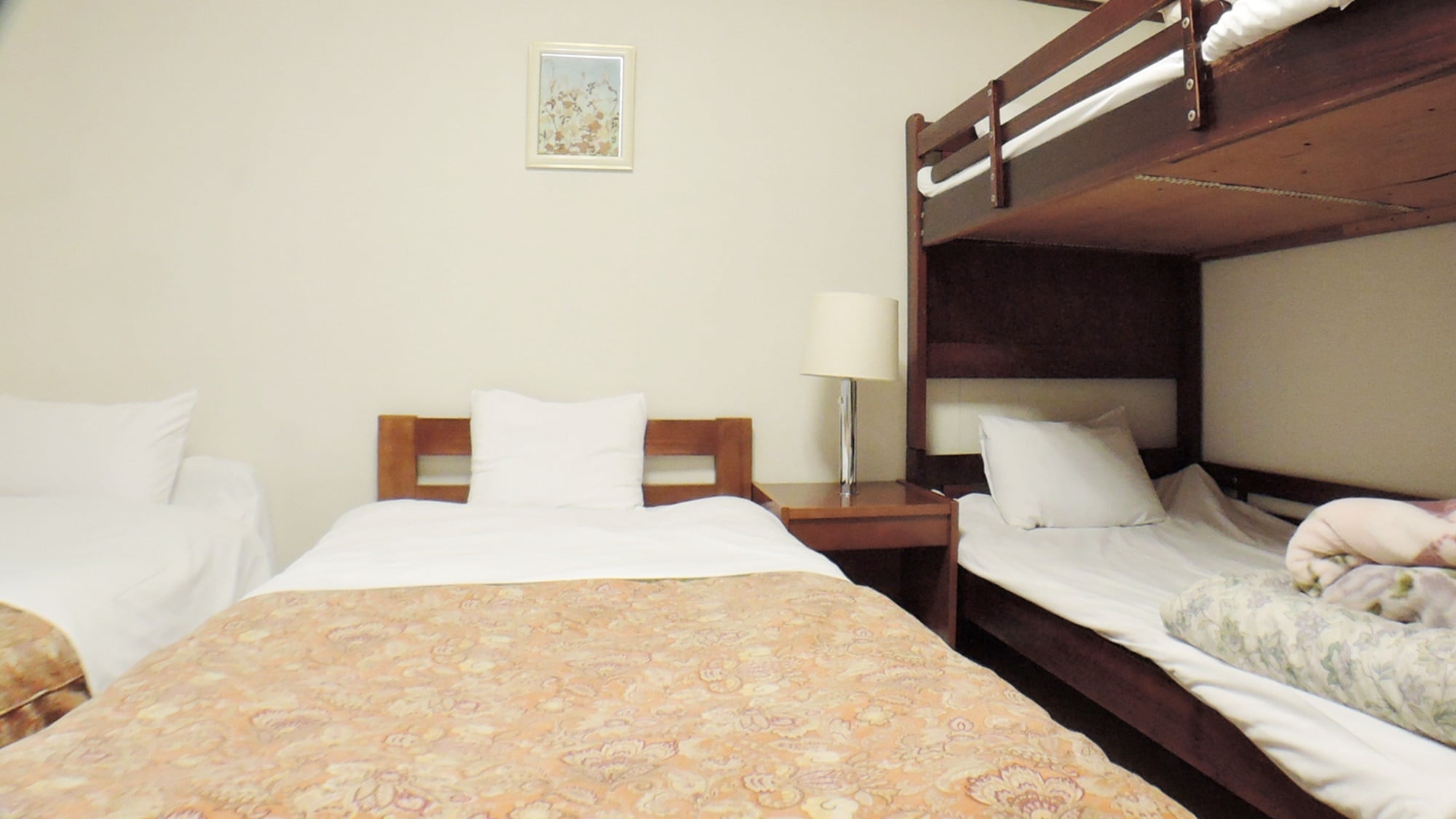 *[Example of a room for 4 people] Single + bunk bed + sofa bed (with washbasin)