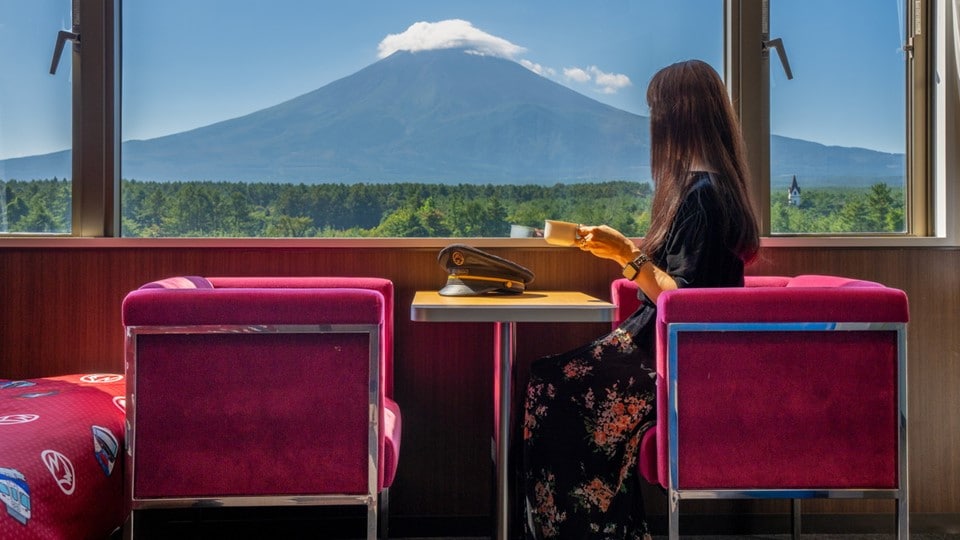 Genuine "Moquette" is also used for the upholstery of the one-seater sofa that allows you to enjoy the spectacular view of Mt. Fuji. *Using a new moquette