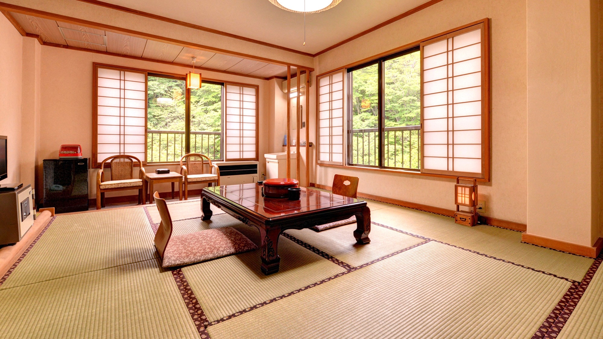 * [Example of guest room] Japanese-style room 10 tatami mats. A superb view of the mountain stream Niki River seen from the room. Have a relaxing time in a moist and calm Japanese-style room.