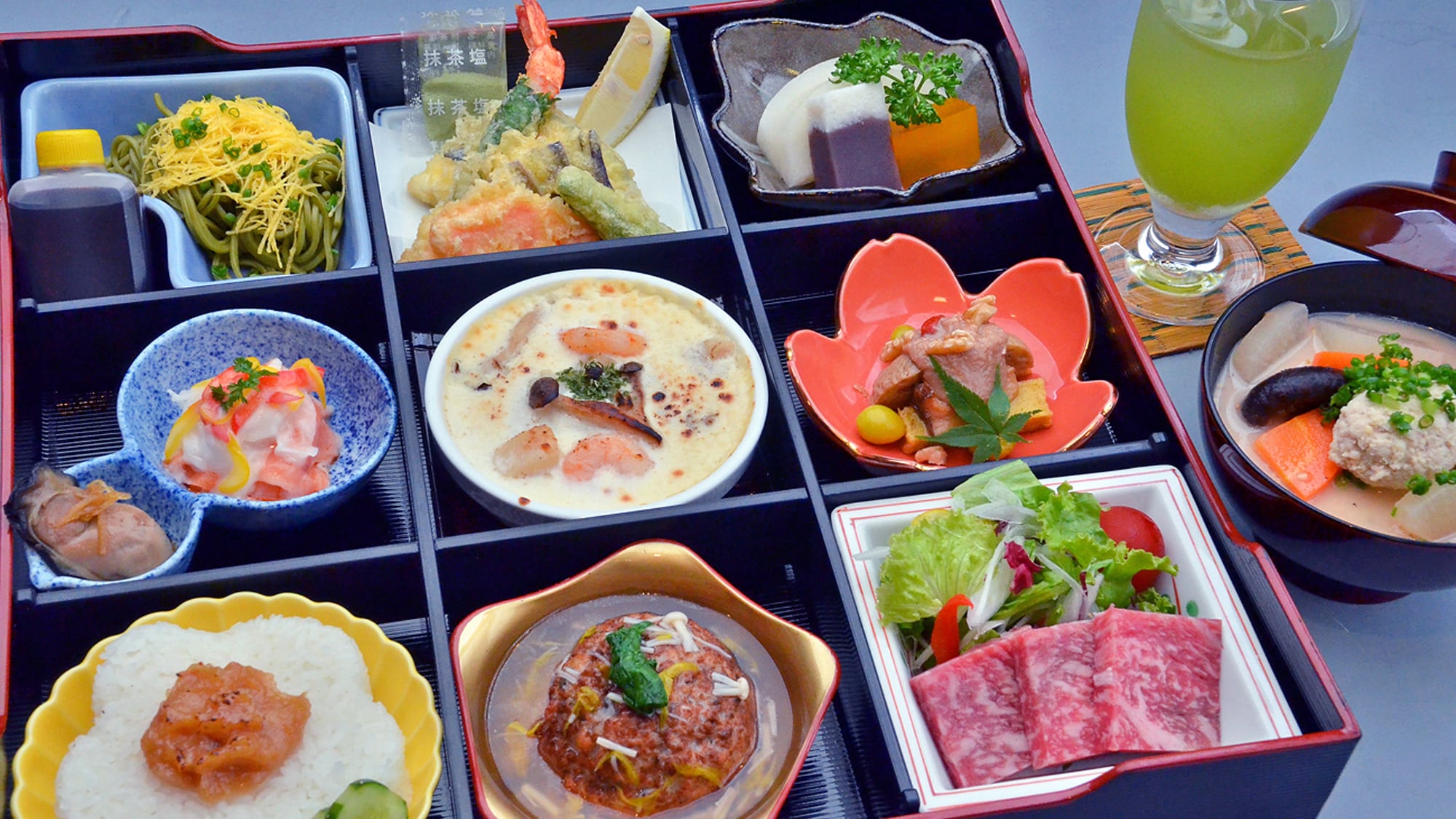 [Seasonal bento] Seasonal bento that the chef is proud of, such as Wagyu steak and tempura. We will deliver it to your room!