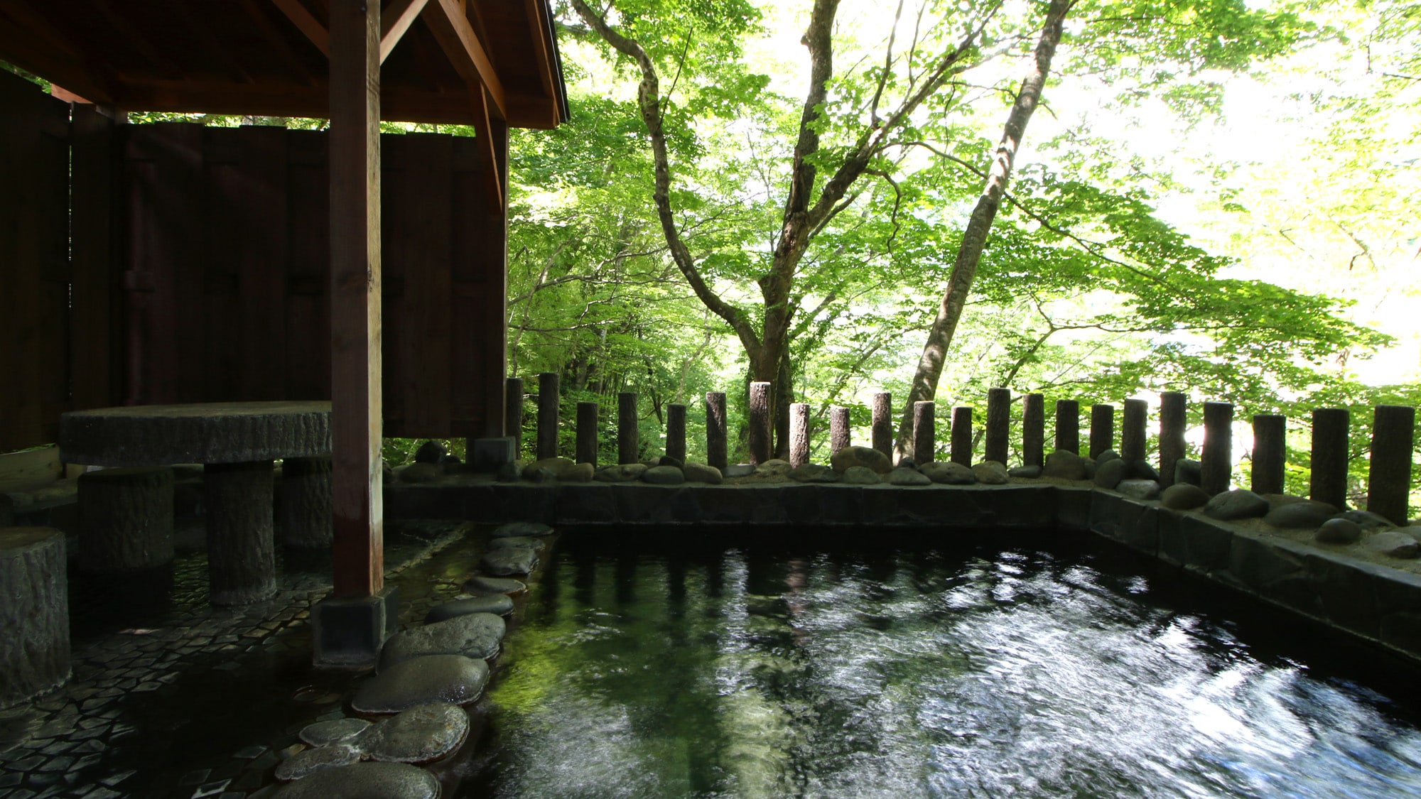 [Open-air bath that flows directly from the source] An open-air bath in nature overlooking the beauty of the valley of Okawa