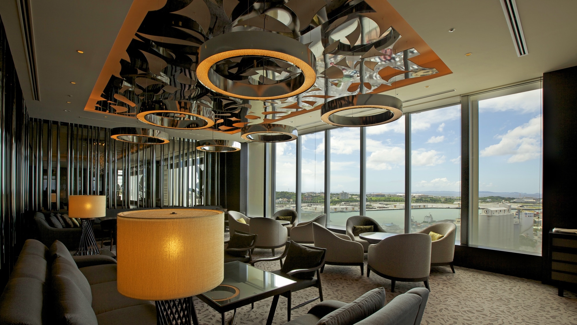[Special seats in Naha] lounge overlooking the Kerama Islands