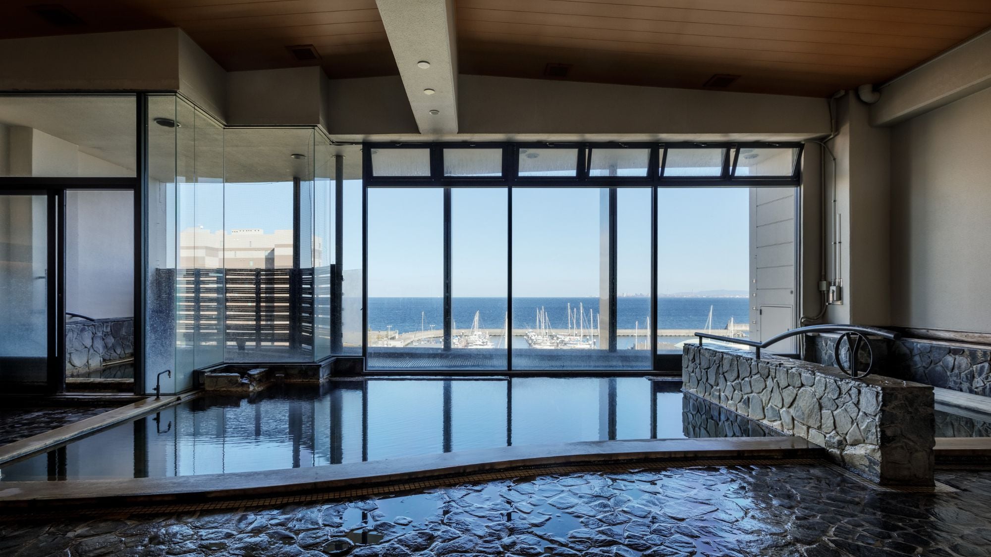 ◆ Nijo Izumi | Large observation bath (6th floor, overlooking Beppu Bay from 20m above ground)