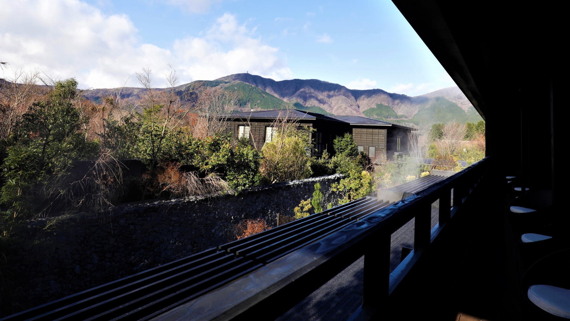 [View from the terrace] Enjoy the seasonal scenery of the courtyard and Hakone.