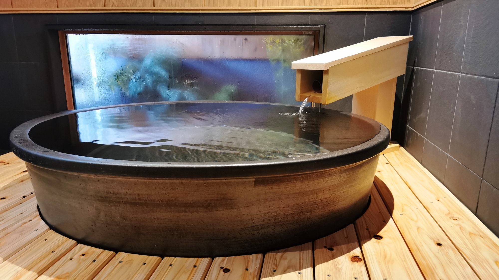 [น้ำพุร้อน] ห้องอาบน้ำส่วนตัวแบบครอบครัวที่สร้างขึ้นใหม่ (ห้องอาบน้ำในร่ม) เพลิดเพลินกับน้ำพุร้อนที่มีชื่อเสียงได้อย่างเต็มที่ในพื้นที่ส่วนตัวพร้อมกลิ่นหอมของไม้...