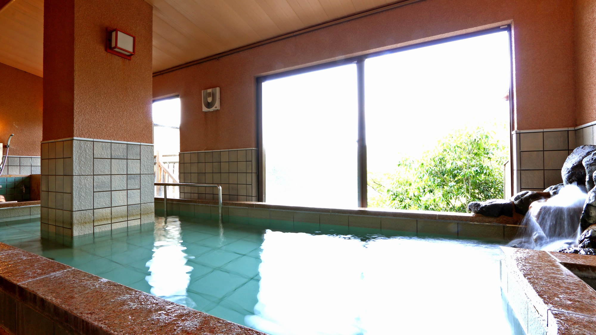 "Hoshijuku no Yu" Enjoy a relaxing time while looking at the scenery outside.