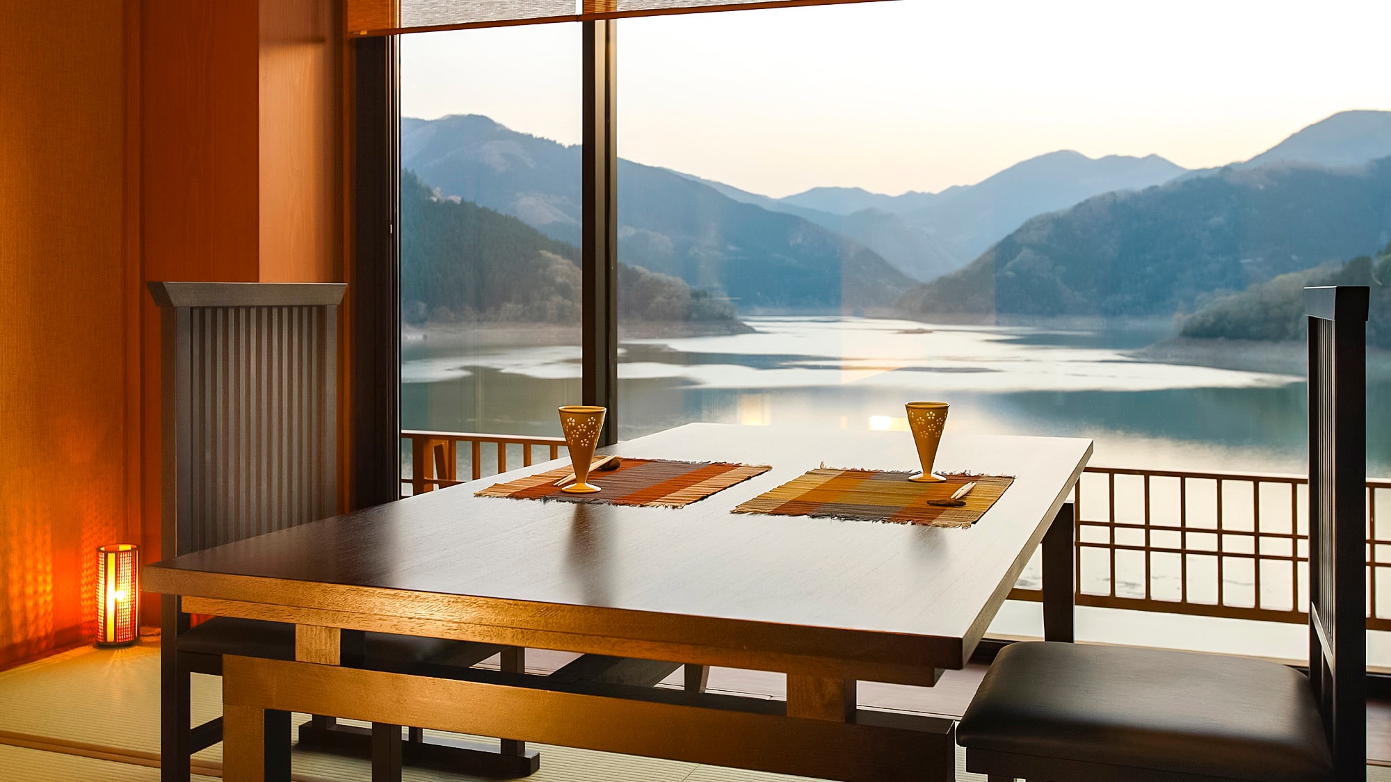 ・Each room has a private dining area. Enjoy a wonderful meal with a spectacular view.