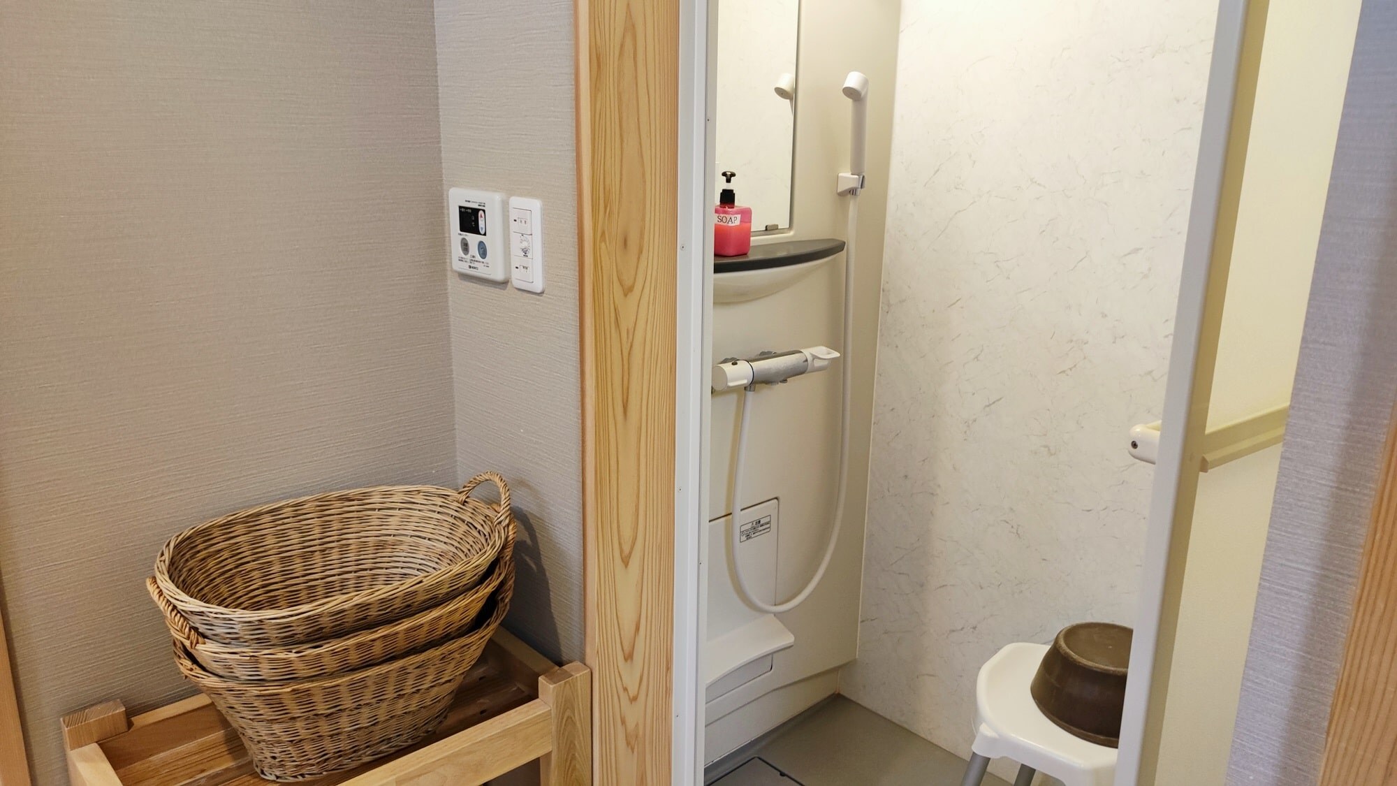 *Example of a guest room (12 tatami mats) / A Japanese-style room that can accommodate up to 4 people. It is comfortable and has a separate shower booth.
