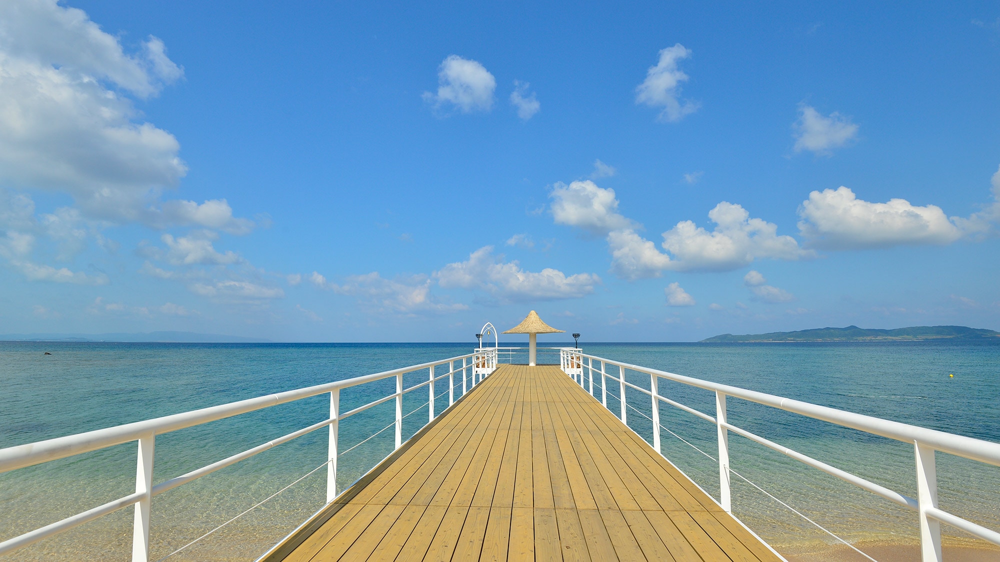 [Fusaki Angel Pier] The view from the pier over the sea is spectacular