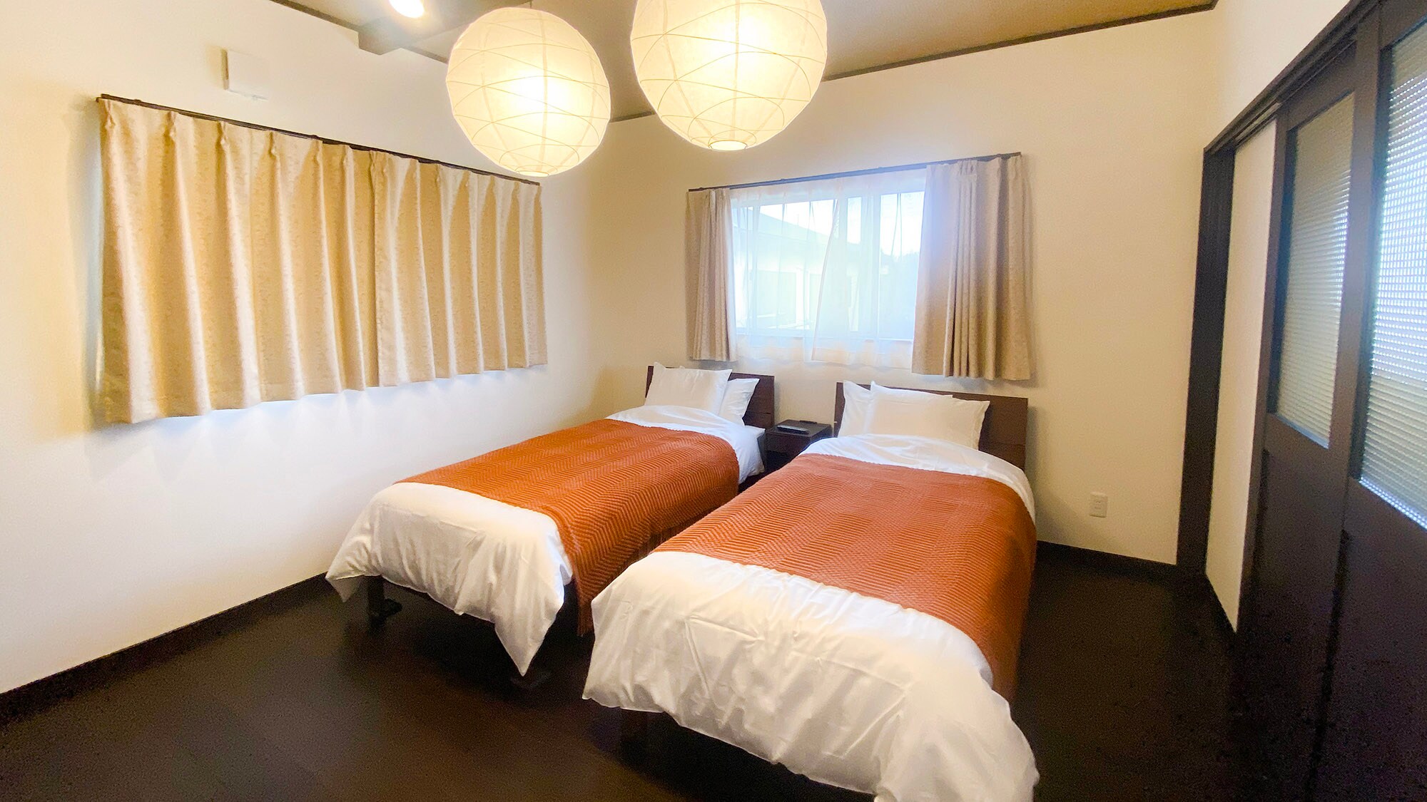 ・[Akatsuki: Bedroom] A Japanese-modern bedroom. Relax in a calm atmosphere.
