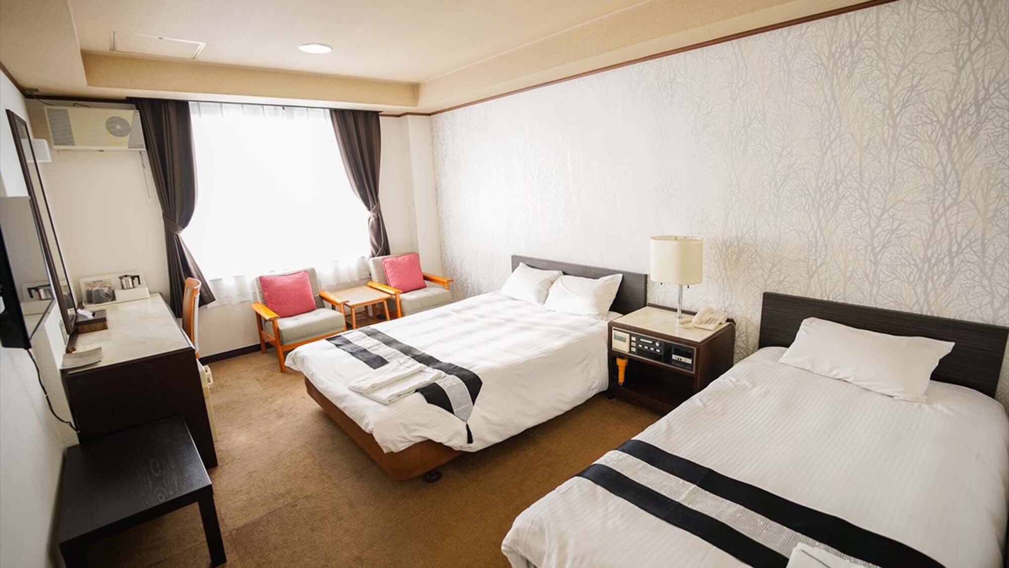 Contoh kamar di lantai 2 dengan kombinasi double bed & times; single bed