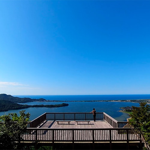 [Kabutoyama Observatory] From the observation deck you can see Kumihama Bay and Shotenkyo Bridge (about 20 minutes by car from the hotel)