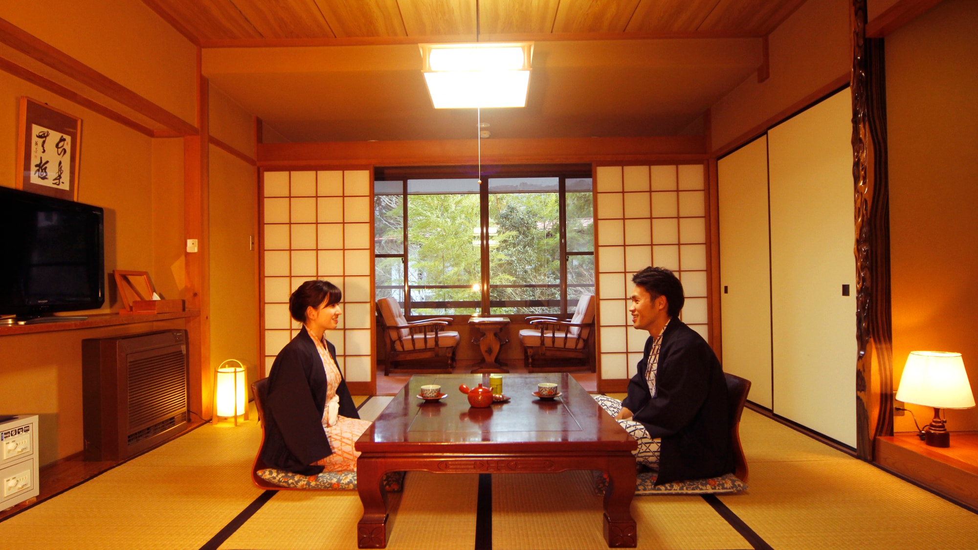 [Rooms] Enjoy a relaxing stay in a Japanese-style room that blends in with nature.