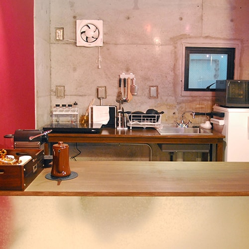 "Rockside" kitchen. Equipped with cooking utensils, tableware and seasonings.