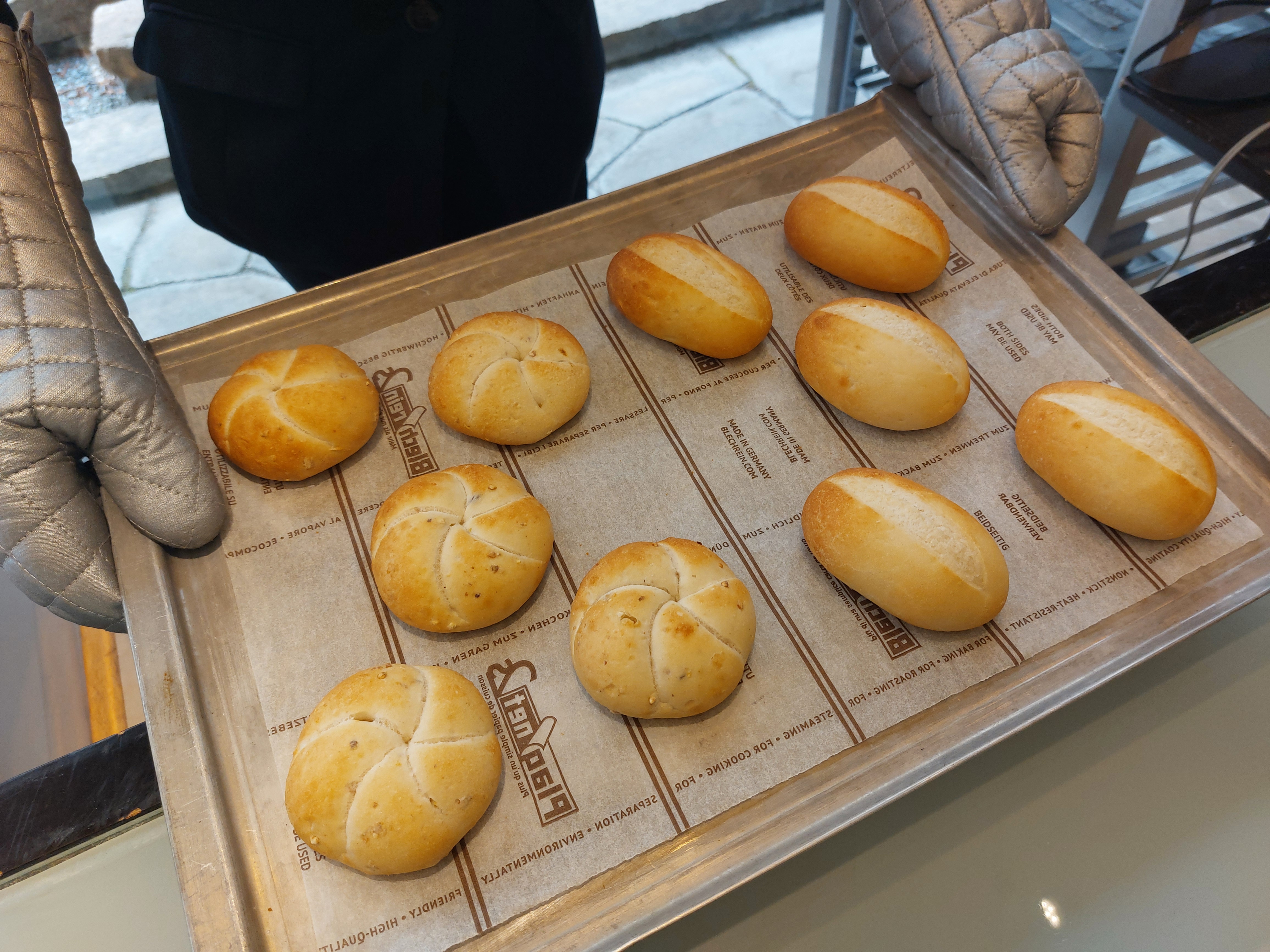 Saat sarapan, kami menyajikan roti yang baru dipanggang di tempat. Silakan mencobanya.