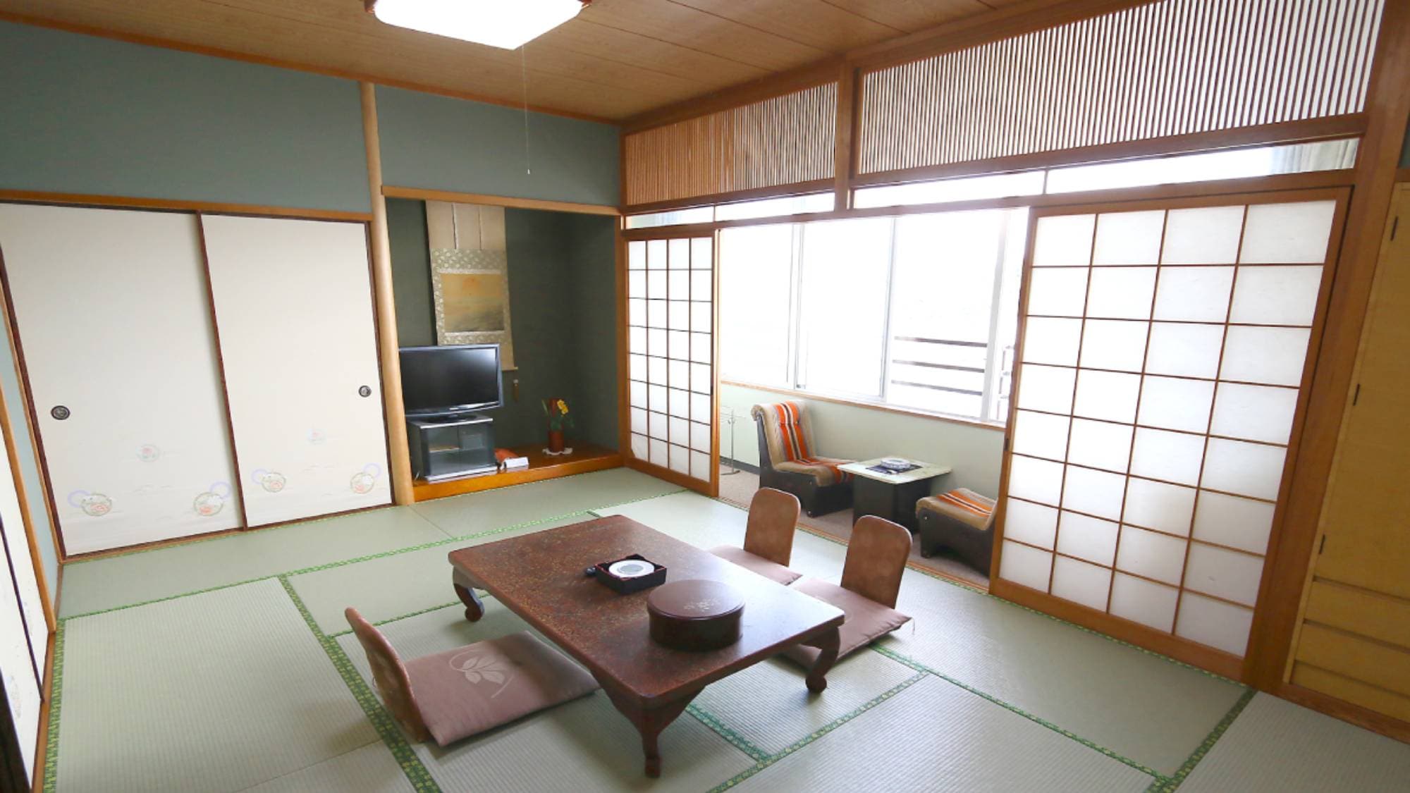 ・ [Example of guest room] A tatami room where you can relax and stretch your legs.