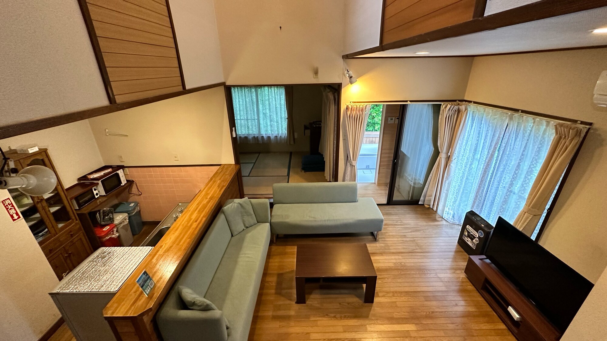 บ้านเดี่ยวแบบใหม่ พร้อมห้องน้ำกลางแจ้ง 2LDK: ห้องนั่งเล่น