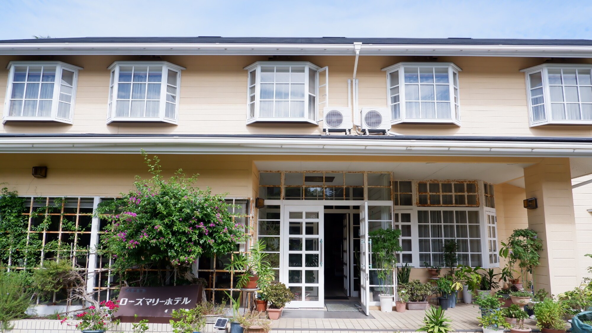 * [Appearance] A quiet small inn surrounded by herbs