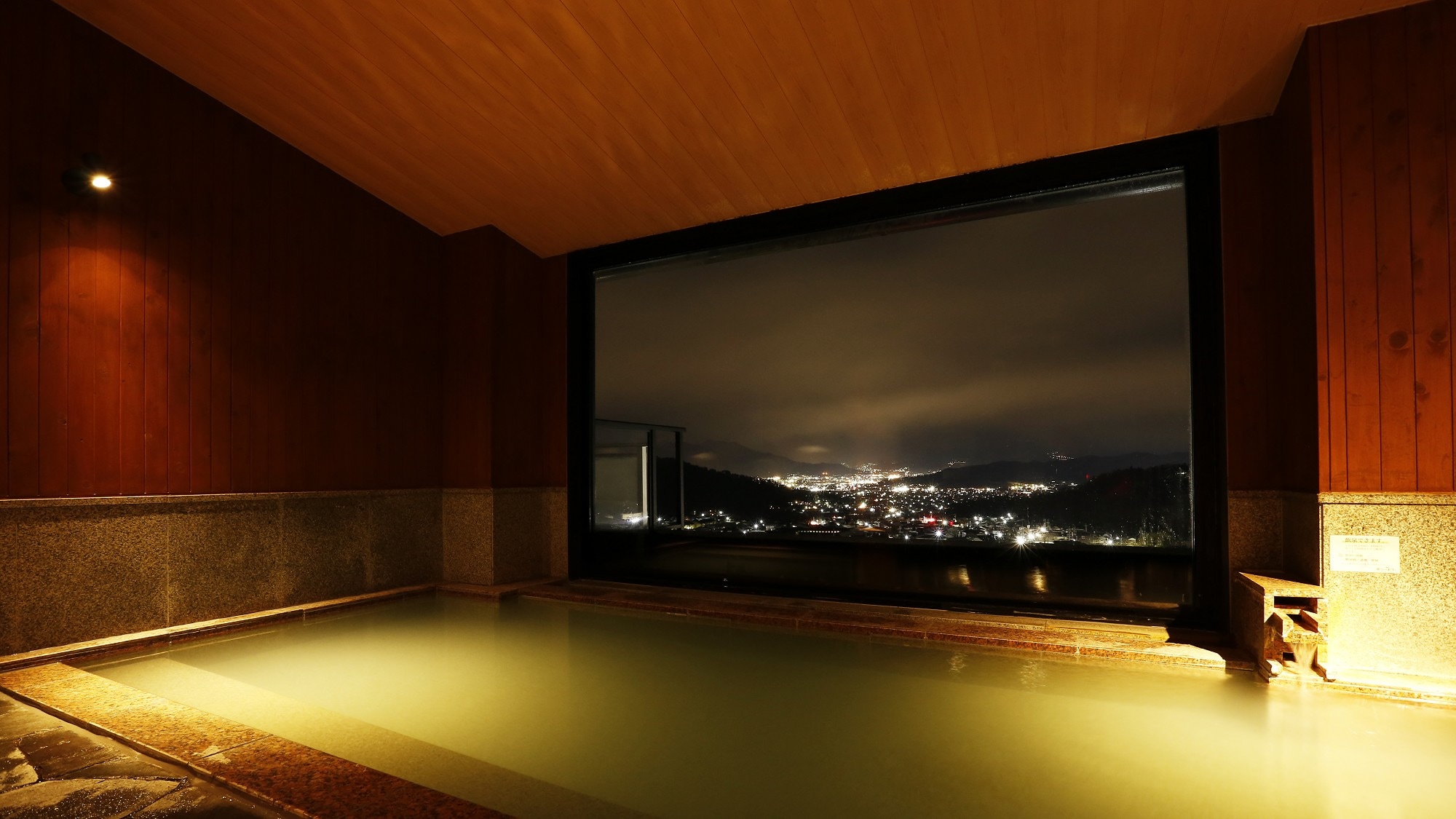 ■夜晚的大浴場。