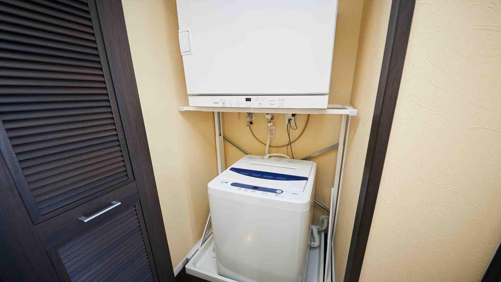 Equipped with a fairly good washing machine and clothes dryer, it is ideal for long consecutive stays.