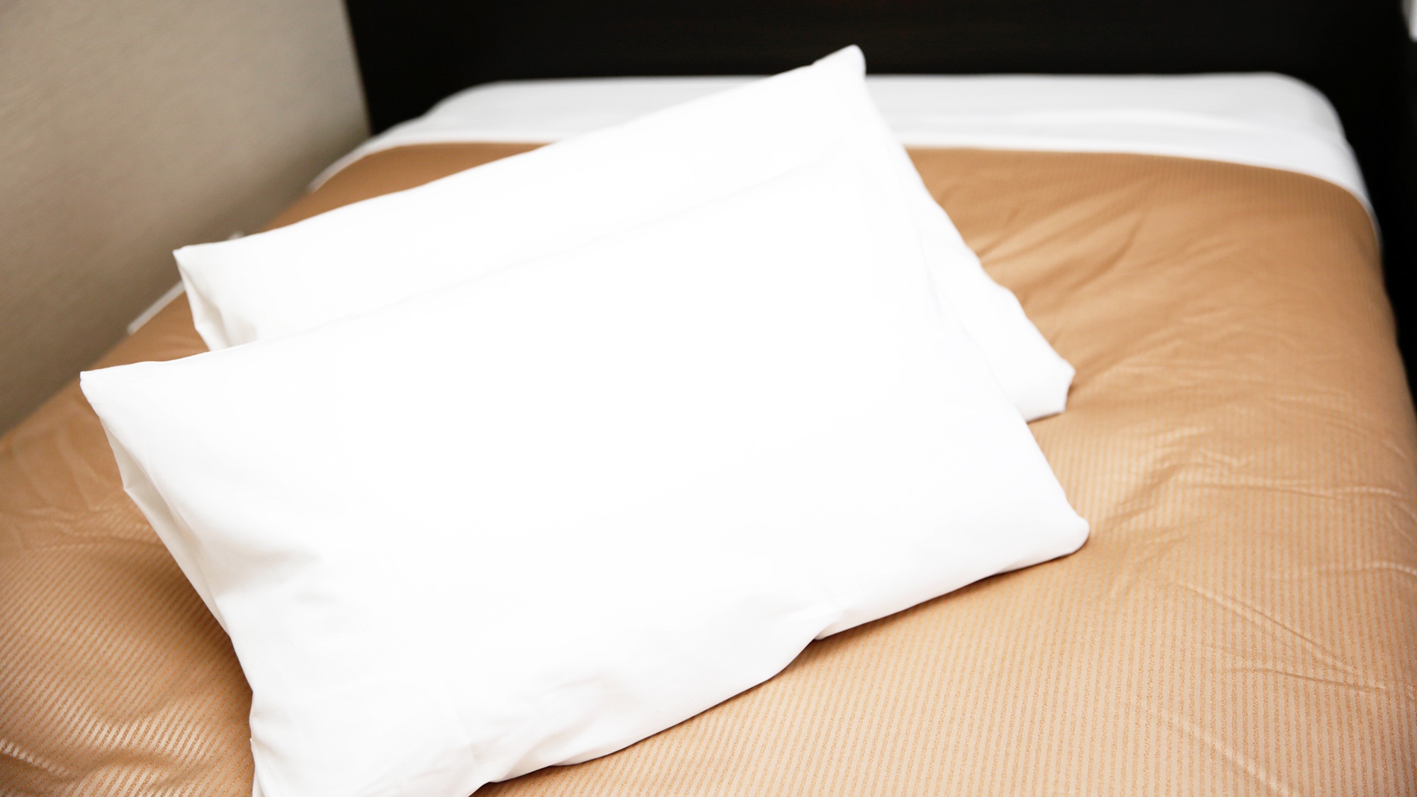 Tempat tidur dibuat oleh Nihon Bed Co., Ltd. Bantal adalah perlindungan